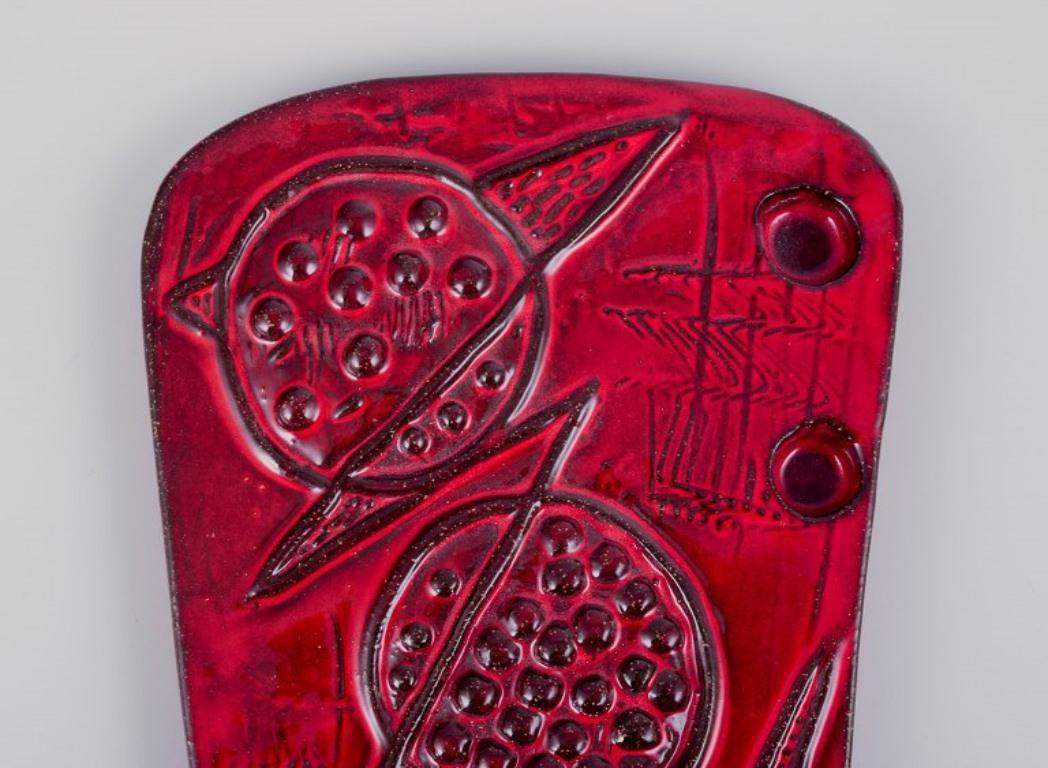 Suédois Ester Wallin pour Upsala Ekeby. Plaque murale en grès avec motif abstrait en vente