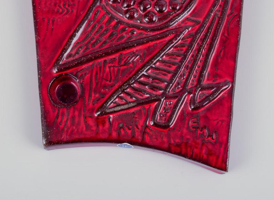Vernissé Ester Wallin pour Upsala Ekeby. Plaque murale en grès avec motif abstrait en vente