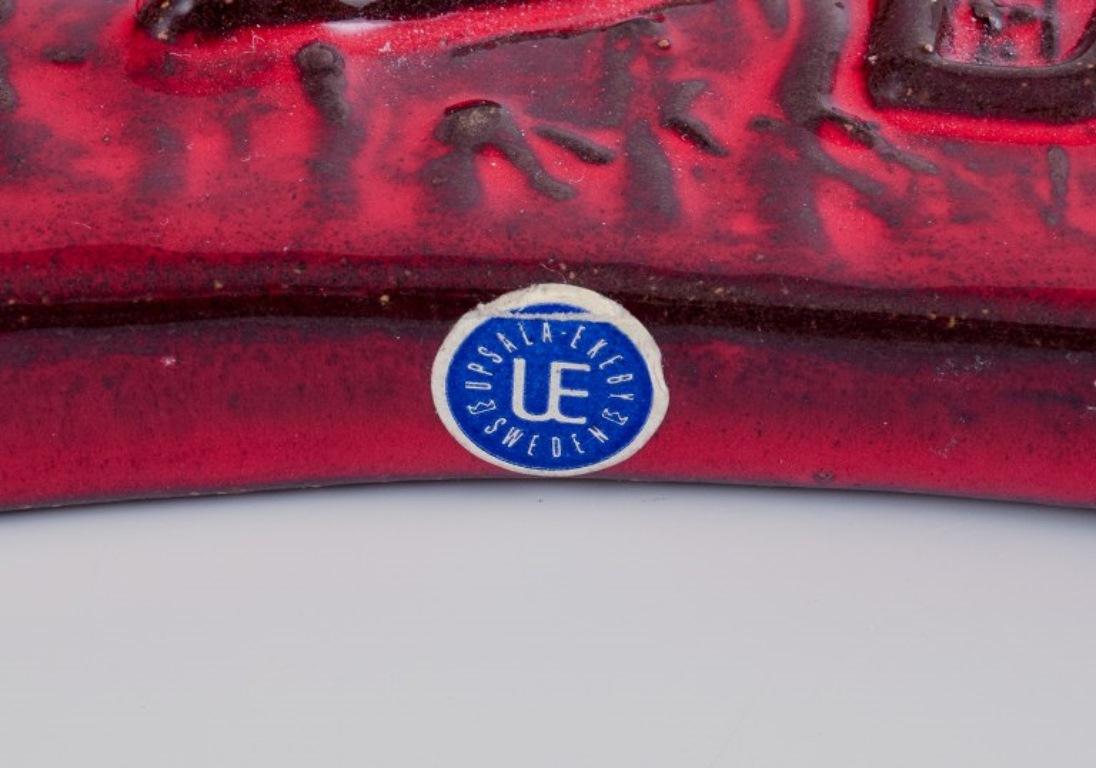 Milieu du XXe siècle Ester Wallin pour Upsala Ekeby. Plaque murale en grès avec motif abstrait en vente
