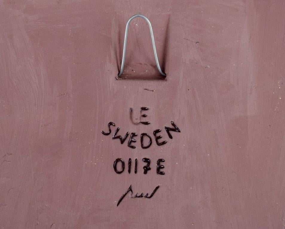Ester Wallin pour Upsala Ekeby. Plaque murale en grès avec motif abstrait en vente 1