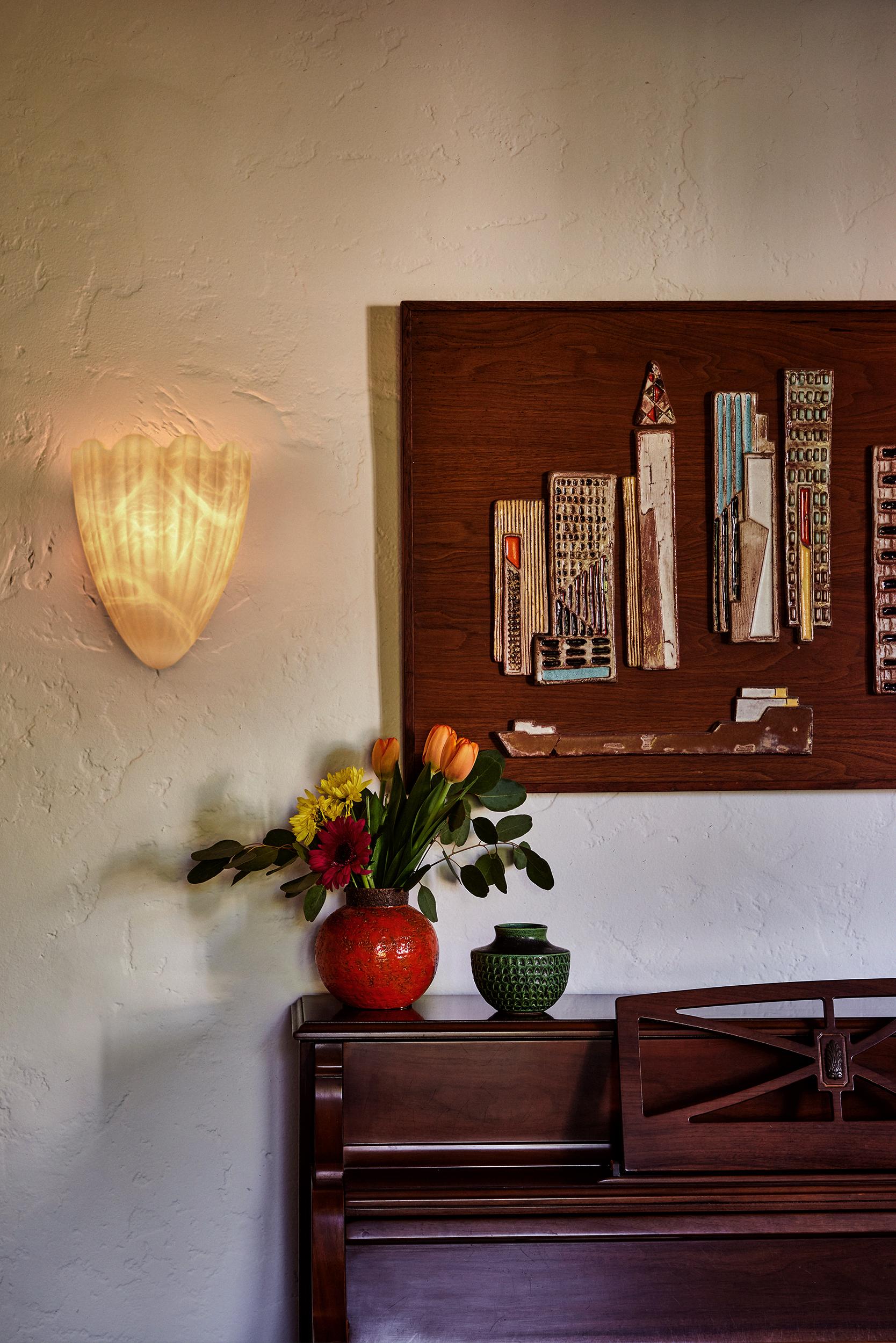 Lámpara de pared de alabastro 'Esterel' de Denis De La Mesiere.

Hecho a mano en Los Ángeles, en el taller del célebre diseñador y anticuario francés Denis de le Mesiere, que rinde un meticuloso homenaje a la obra de Pierre Chareau con una