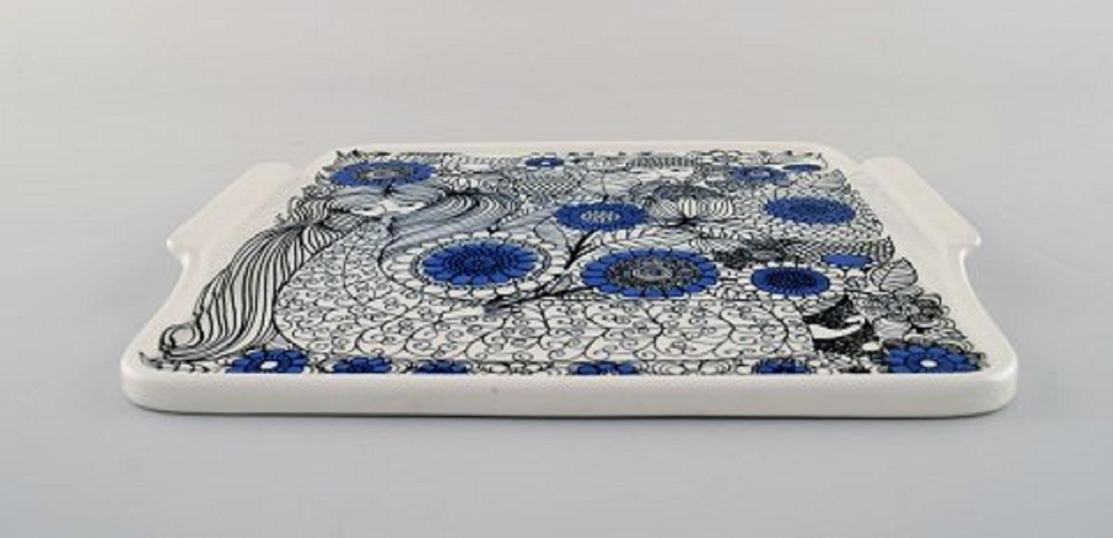 Esteri Tomula (1920-1998), Finlandia. Vassoio Pastoraali in porcellana decorato con donne e fiori, anni '60.
Misure: Diametro 24 cm.
In ottime condizioni.
Timbrato.