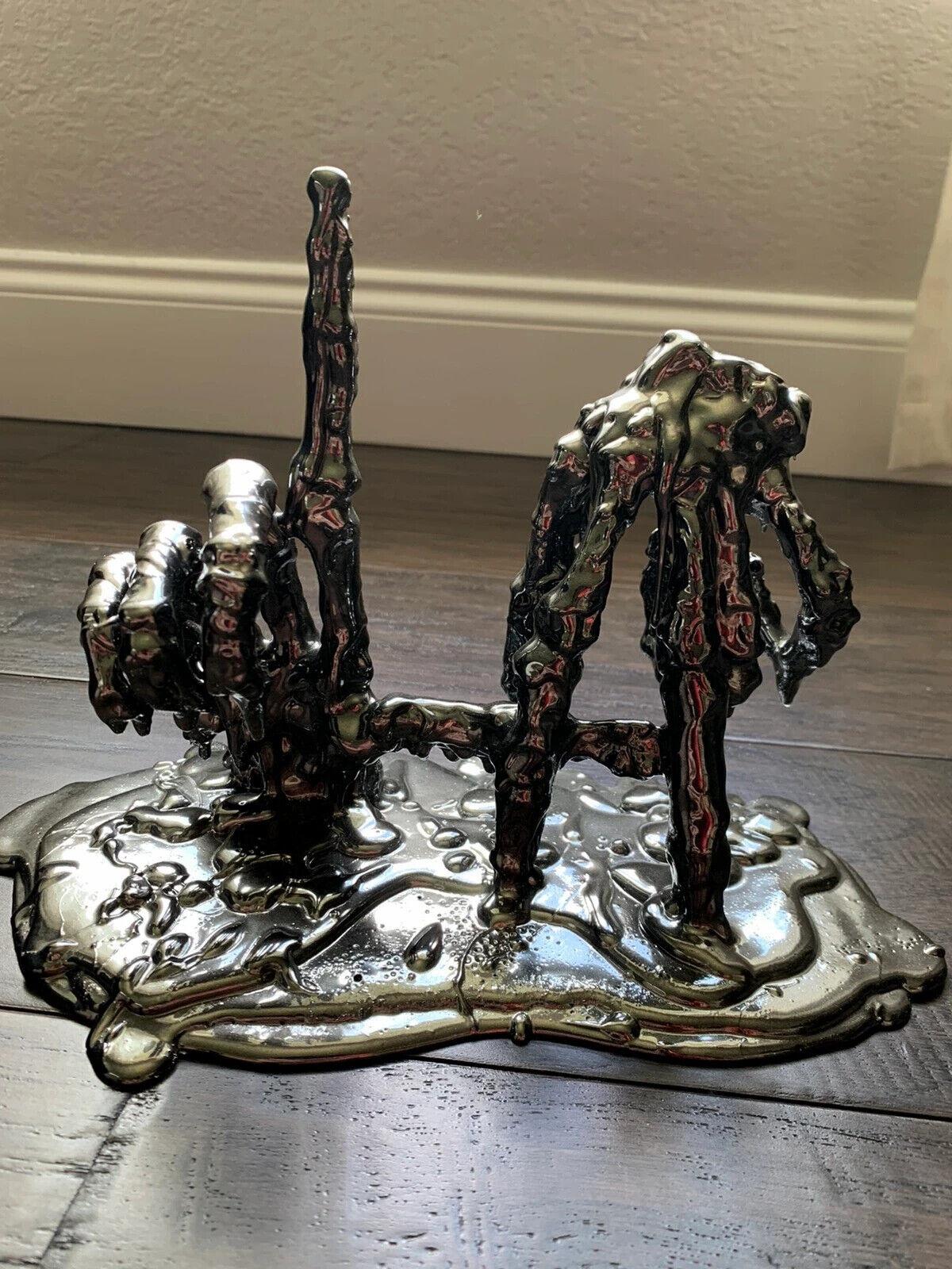 Sculpture en résine Squelette LA Mains en argent fondu en vente 1