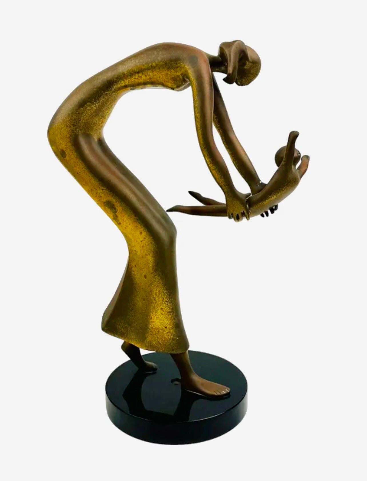 Esther Wertheimer ( Polonaise, Canadienne 1926 - 2016 )
Signé à la main  Wertheimer
Dimensions : 14.5 X 8 X 5.75 in.

Cette sculpture figurative semi-abstraite en bronze représente la tendresse et le lien d'amour partagé entre un parent et son
