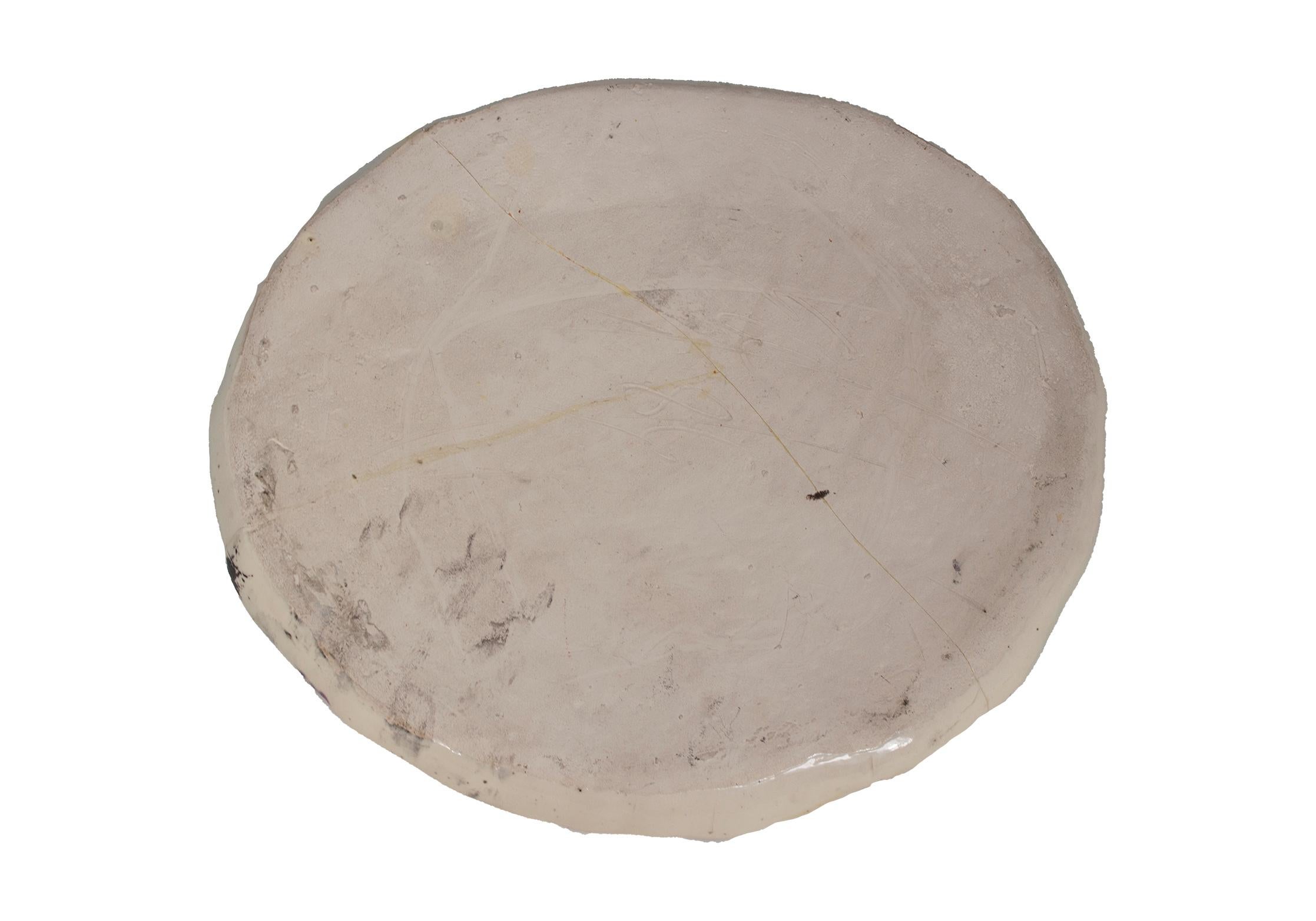 Originaler handgefertigter weißer Steingutteller „White Stoneware (Face)“ von Estherly Allen im Angebot 1