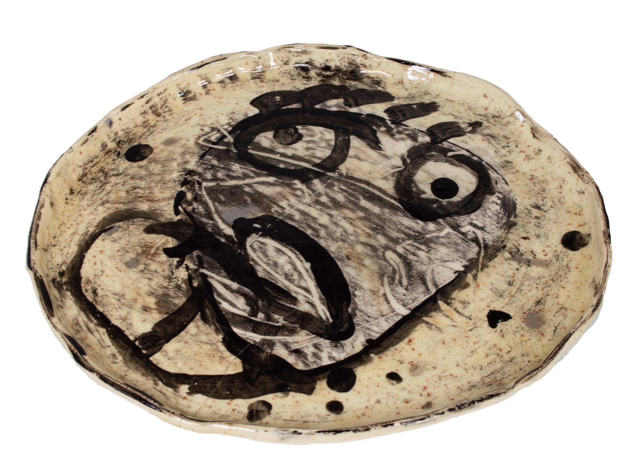 Originaler handgefertigter weißer Steingutteller „White Stoneware (Face)“ von Estherly Allen im Angebot 2