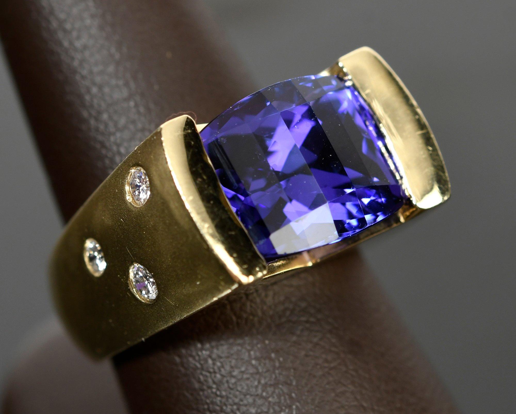 Estimated 9ct Checkerboard Tanzanite Estate Ring - 1/2+ troy oz Gold and Dias In Excellent Condition In Methuen, MA