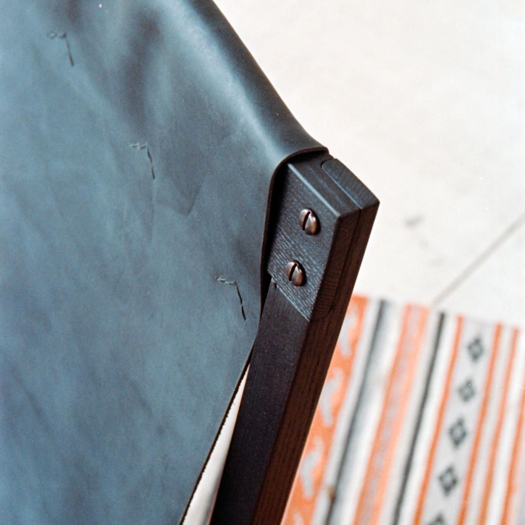 Estrada Loungesessel aus schwarz gefärbter Esche und schwarzem Leder (amerikanisch) im Angebot