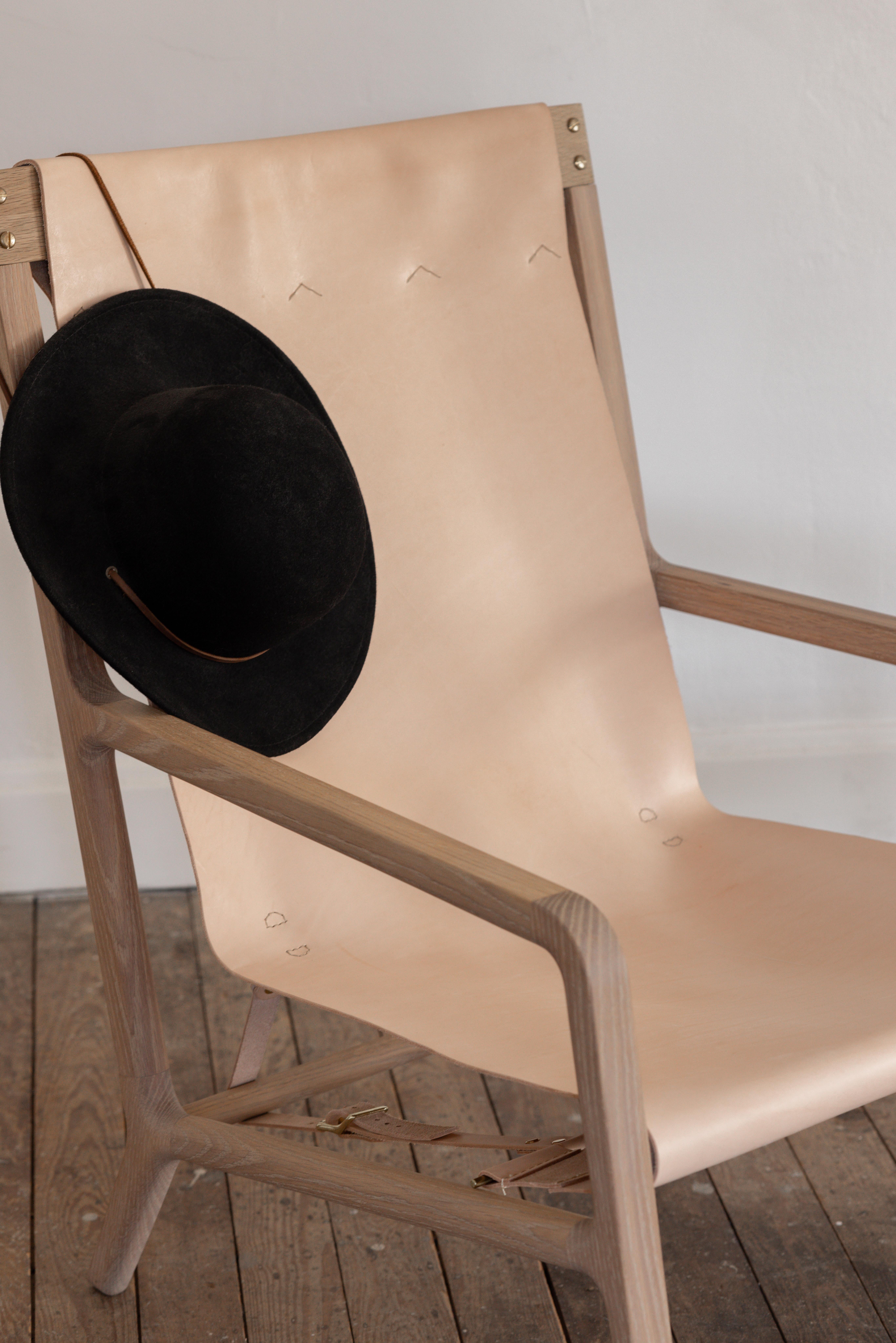 Estrada Lounge Chair in White Oak and Veg Tan Leather For Sale 2