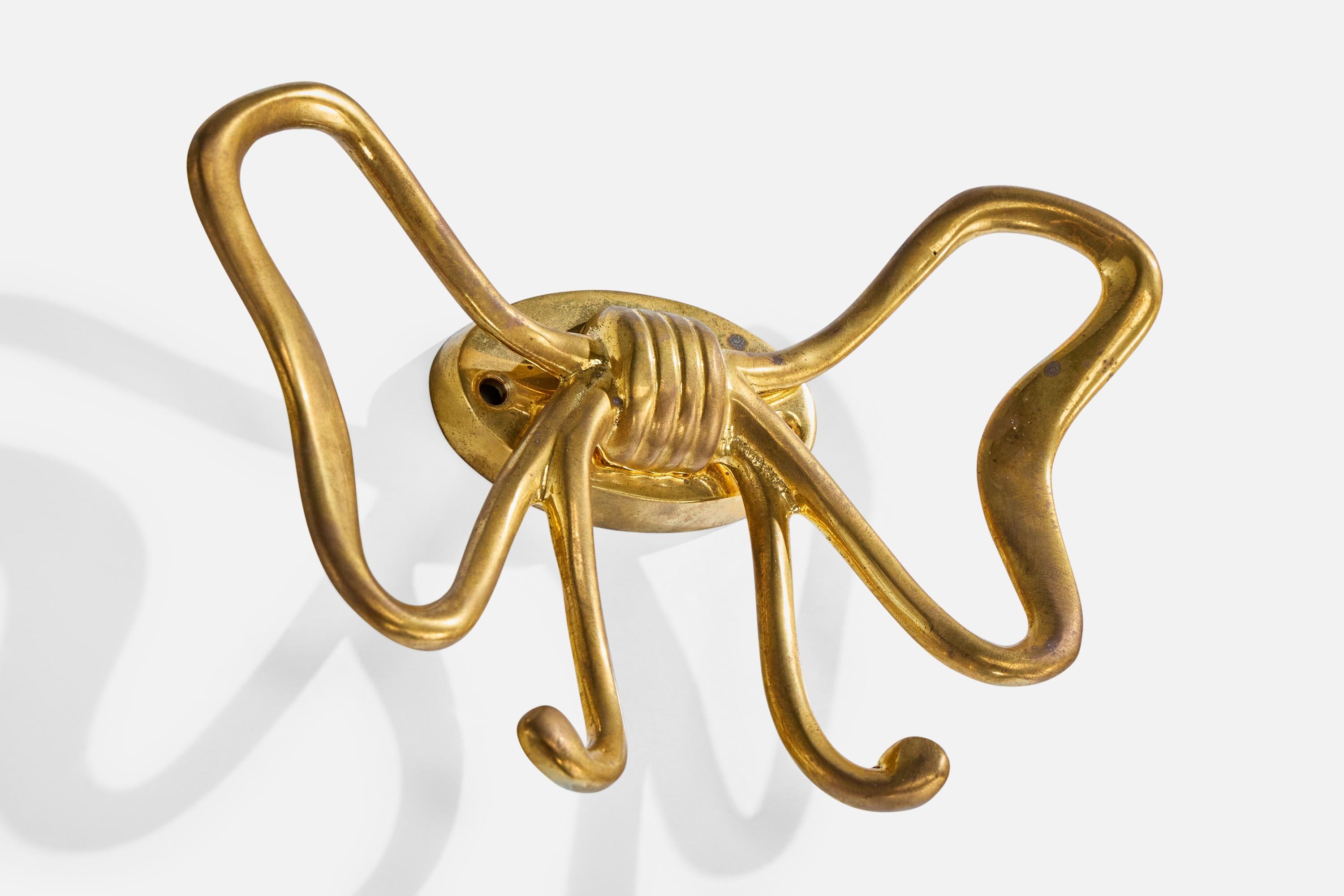 Porte-manteau en laiton conçu par Estrid Ericson et produit par Svenskt Tenn, Suède, vers les années 1950.

Présence d'oxydation sur le laiton

Usure correspondant à l'âge et à l'usage.

Dimensions globales (pouces) : 5.5 