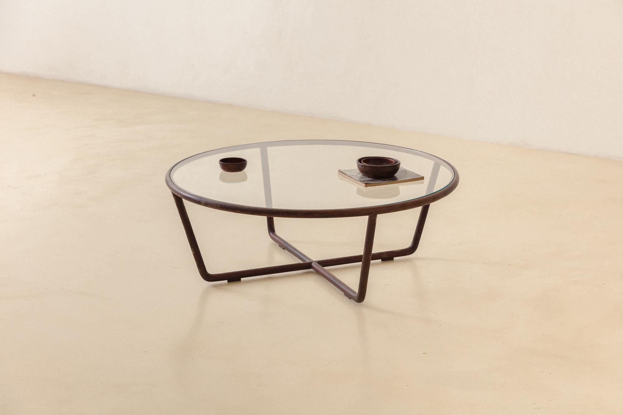 Joaquim Tenreiro (1906-1992) entwarf diesen runden Couchtisch 1947 - zur gleichen Zeit, in der er auch andere Estrutural-Stücke schuf, wie die berühmten Esszimmerstühle und den Esstisch.

Wie andere von Tenreiro entworfene Möbelstücke zeichnet sich