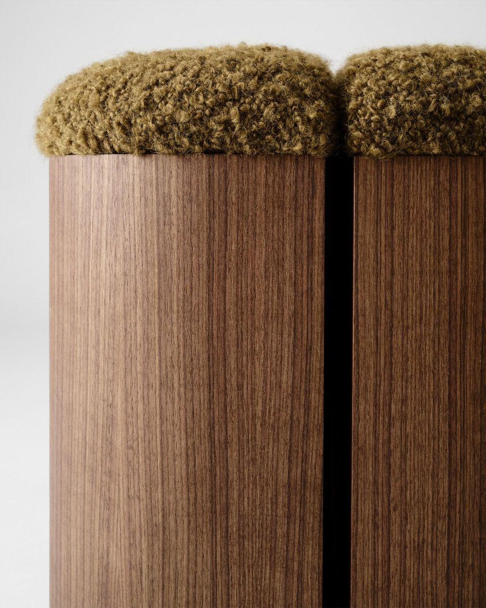 Taburete de madera con asiento tapizado.

DIMENSIONES
17