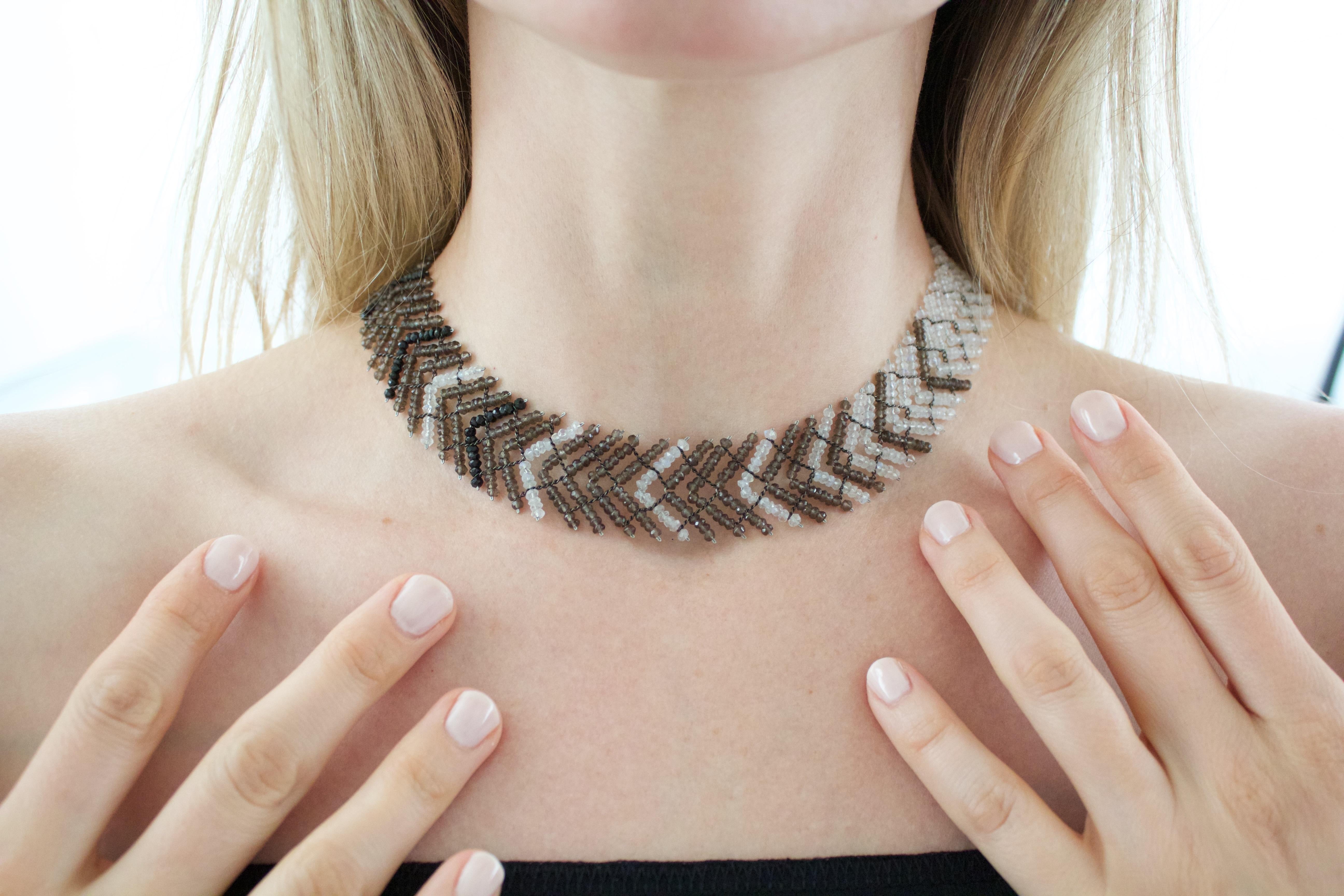 Collana di oche selvatiche realizzata a mano dall'artista di gioielli Estyn Hulbert con pietra di luna, topazio fumé e spinello nero disposti ad arte in un motivo ondulato e incastonati singolarmente a mano su una catena in argento sterling ossidato