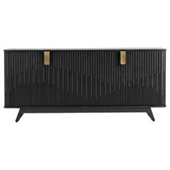 Esvee Atelier – Sideboard aus massiver Eiche mit schwarzer Beize und Welligkeit, mit Messingbeschlägen