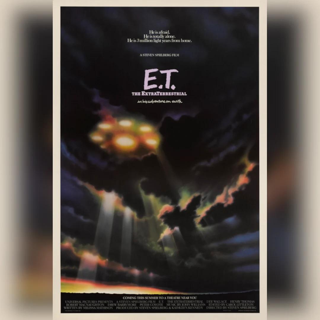 E.T. The Extra-Terrestrial (1982)
Original US One Sheet (27 X 41 Zoll)

Kunst von John Alvin. In diesem Entwurf fügt Alvin das außerirdische Raumschiff in die Wolken ein und schafft so eine faszinierende, ätherische Bildsprache. Eine wunderbar