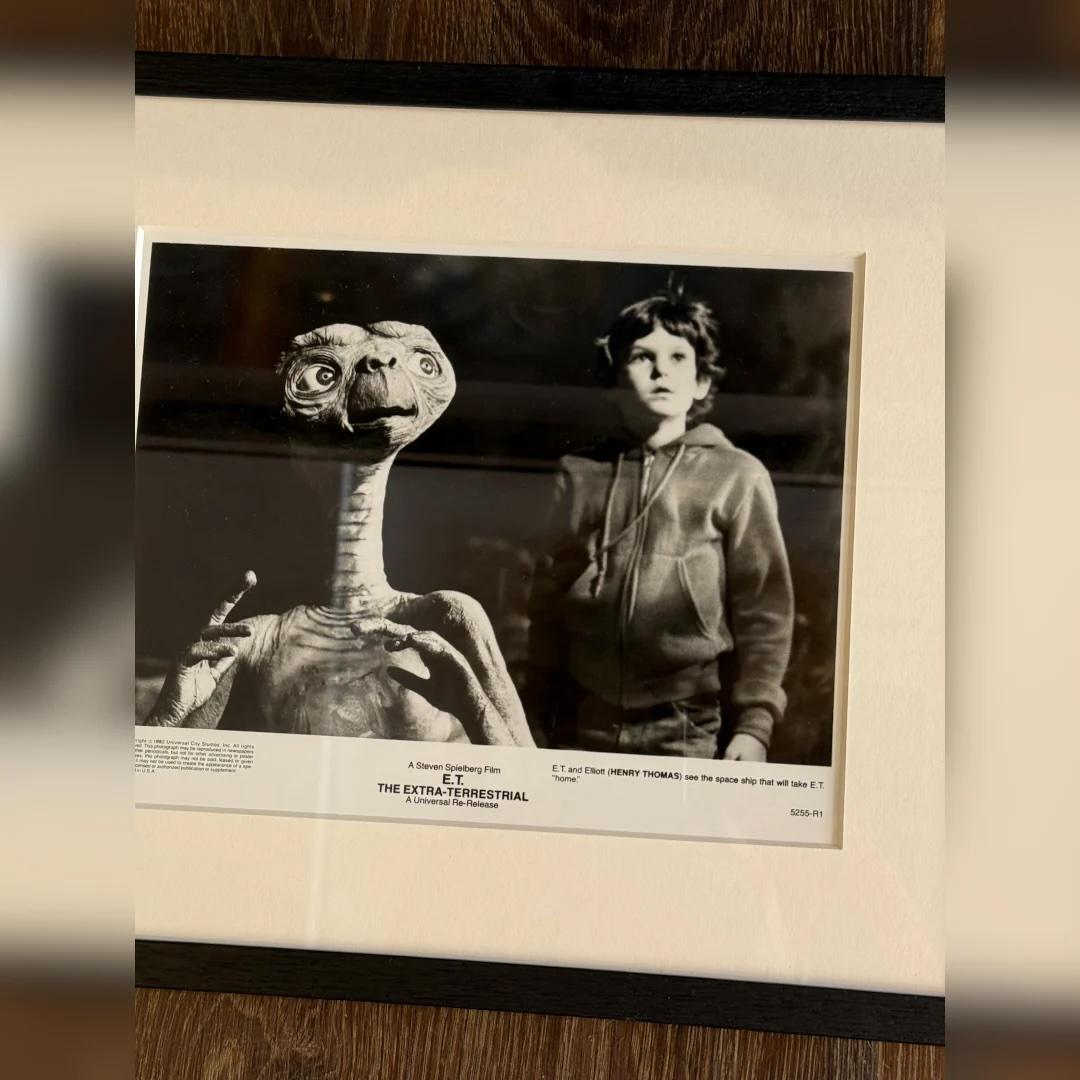 E.T. The Extra Terrestrial (1985r) - FRAMED
Photo Still (8 X 10 Inches)

1985 re-release Universal b&w still #5255-R1.

E.T. and Elliott (Henry Thomas) see the space ship that will take E.T. 