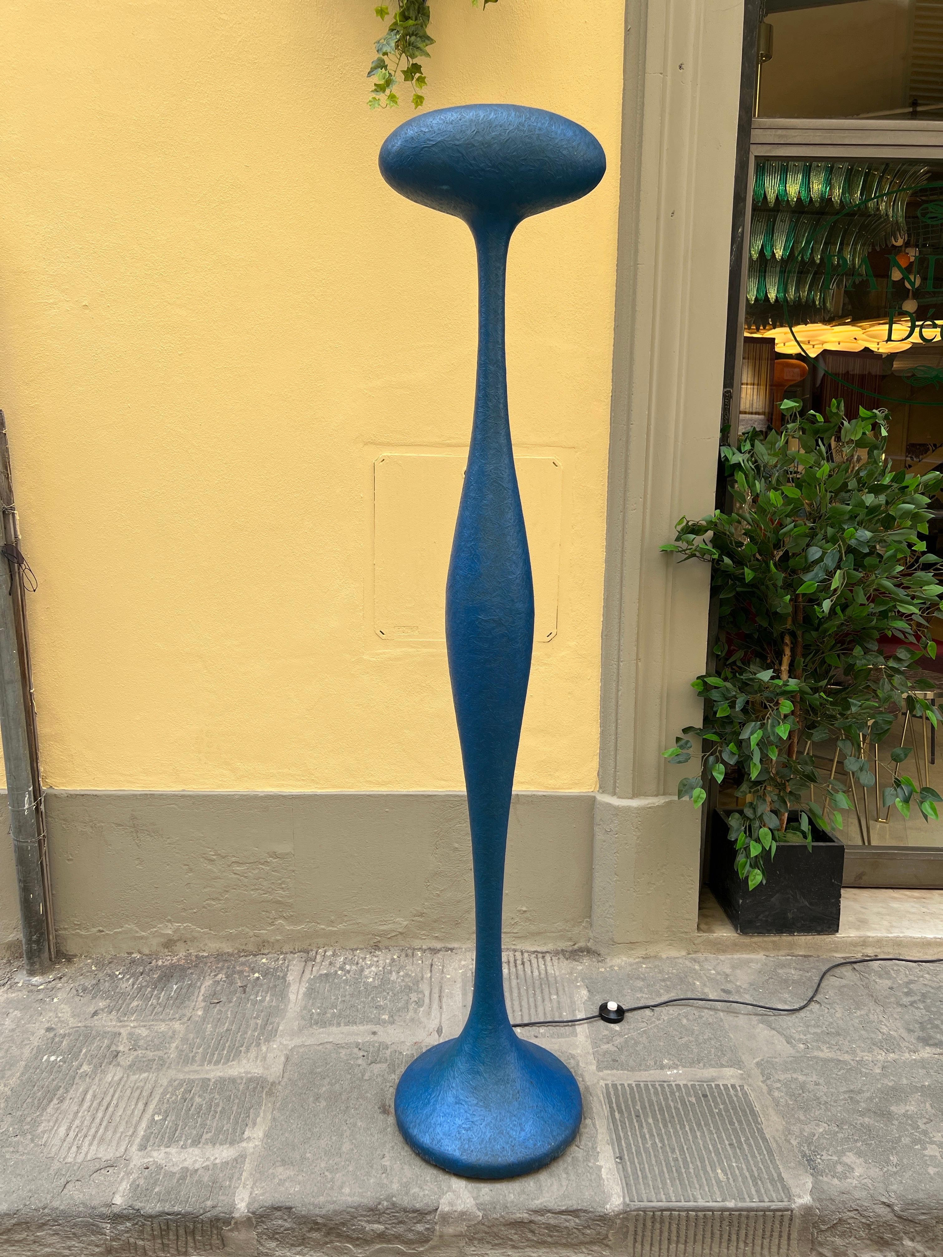 La lampada da terra E.T.A. Blue è una deliziosa creazione in fibra di vetro modellata a mano, sviluppata dal designer e artista italiano Guglielmo Berchicci. 
E.T.A. è una lampada accattivante che si fa notare per le sue curve sinuose che si