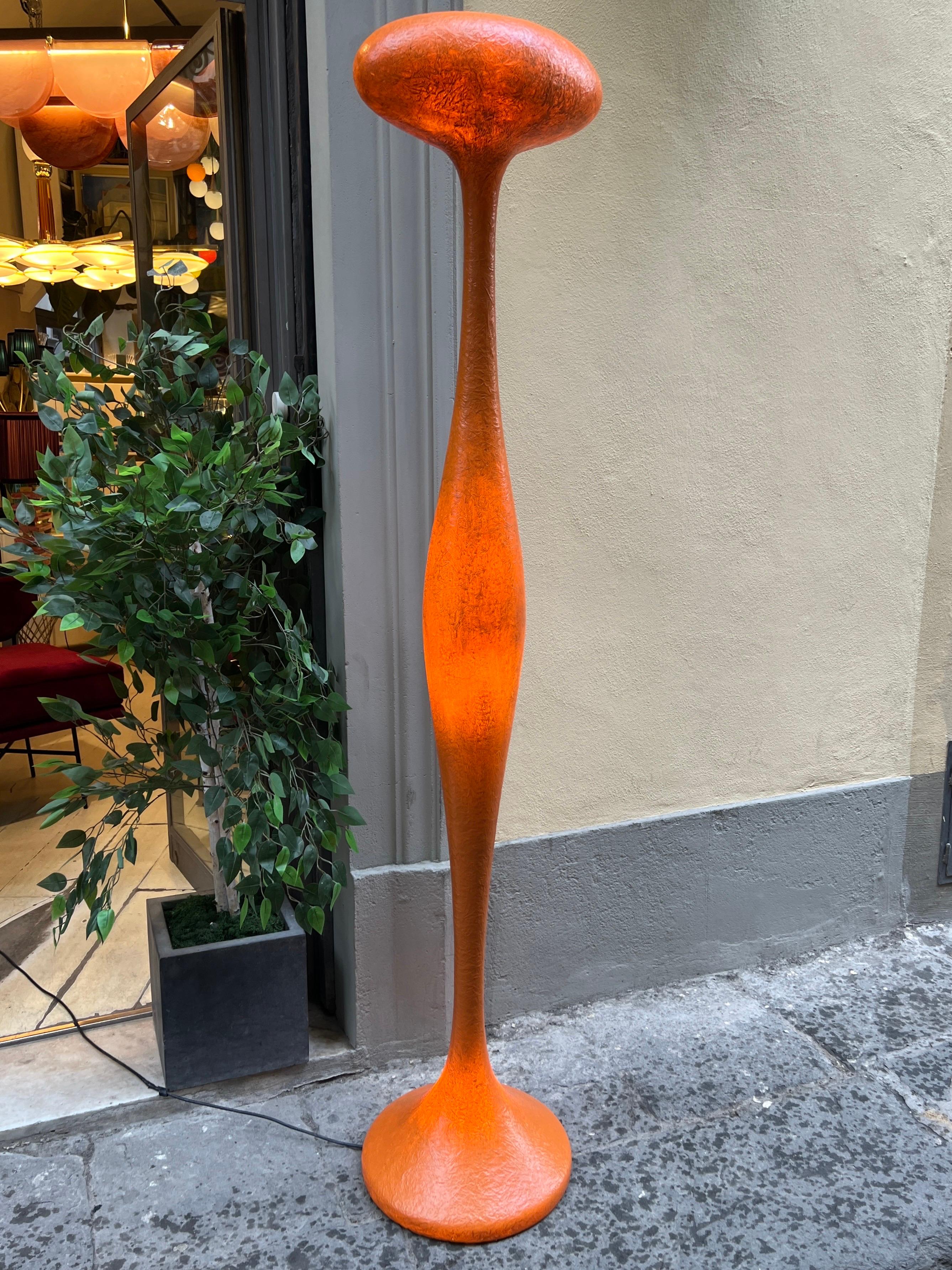 La lampada da terra E.T.E. Orange è una deliziosa creazione in fibra di vetro modellata a mano, sviluppata dal designer e artista italiano Guglielmo Berchicci.
E.T.A. è una lampada accattivante che si fa notare per le sue curve sinuose che si