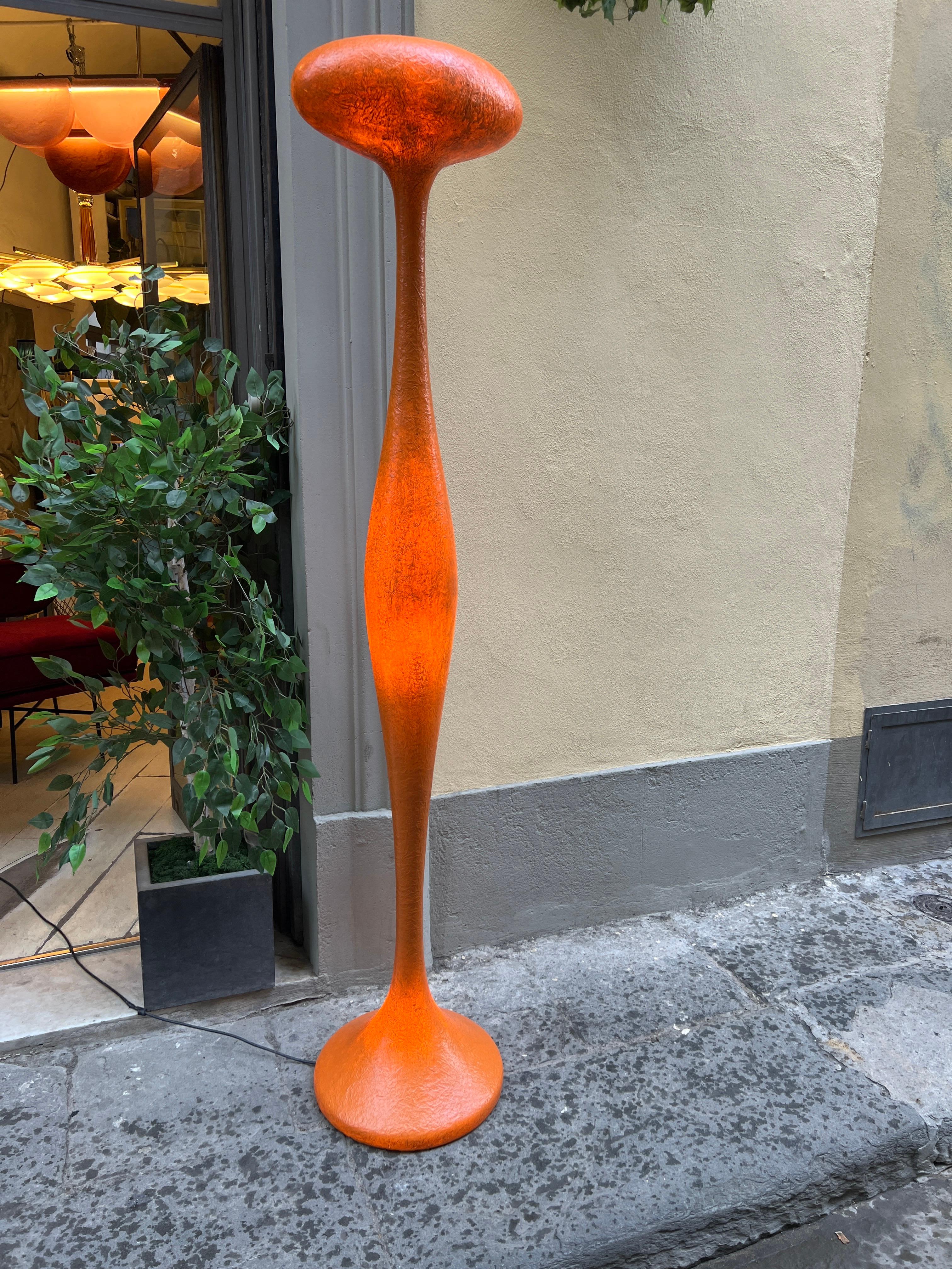 Italiano Lampada da terra E.T.E. arancione a curva morbida di Guglielmo Berchicci anni 2000 in vendita