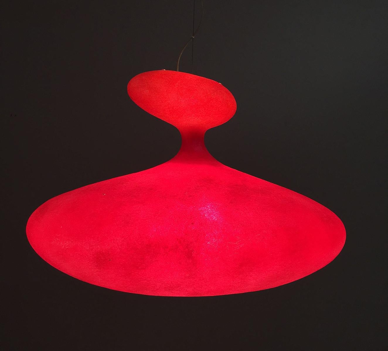 E.T.A. Sat 
Lampe de plafond 
par Guglielmo Berchicci 
Kundalini, années 1990

Abat-jour en fibre de verre rouge
Forme organique
Excellente condition.