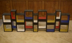Étagère 1960 : intervention picturale contemporaine dans le style de Piet Mondrian