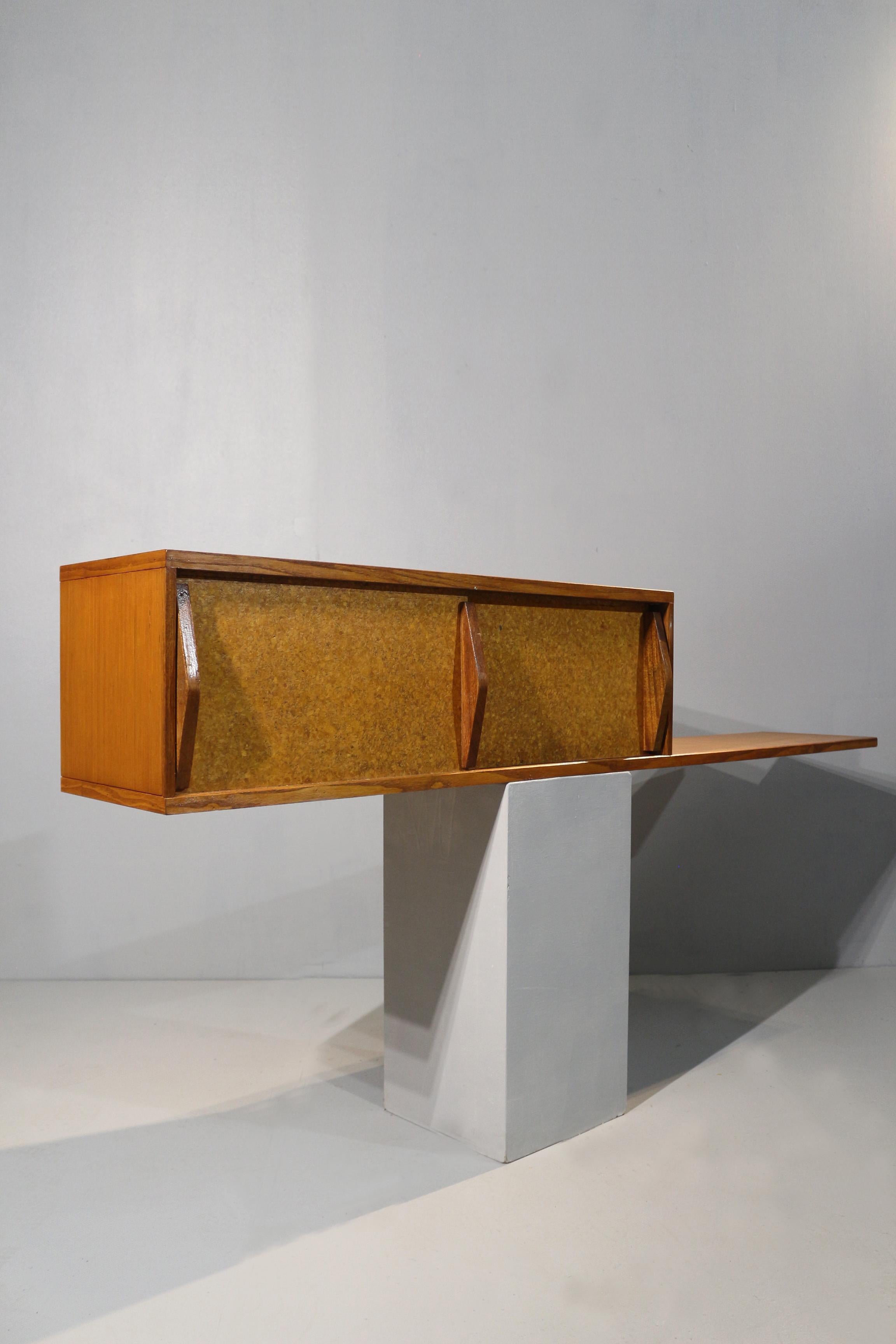 Tres belle étagère Charlotte Perriand datata 1954. 
Provenienza immeuble Courboulay - Le Mans 
Ensemble montato su cassone da ébéniste 


