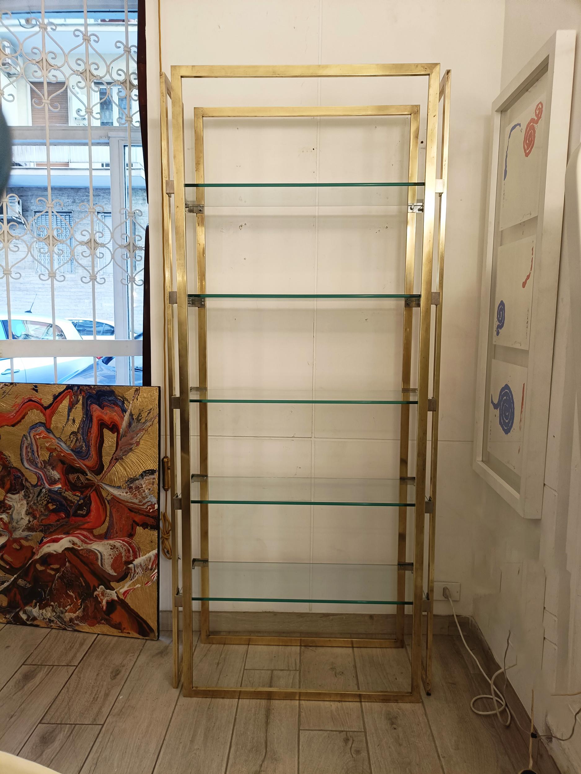 Etagère entièrement réalisée en  laiton de haute qualité dans une belle couleur dorée avec cinq étagères en verre transparent qui, ensemble, créent un merveilleux style luxueux. Les formes droites et les détails subtils créent une apparence