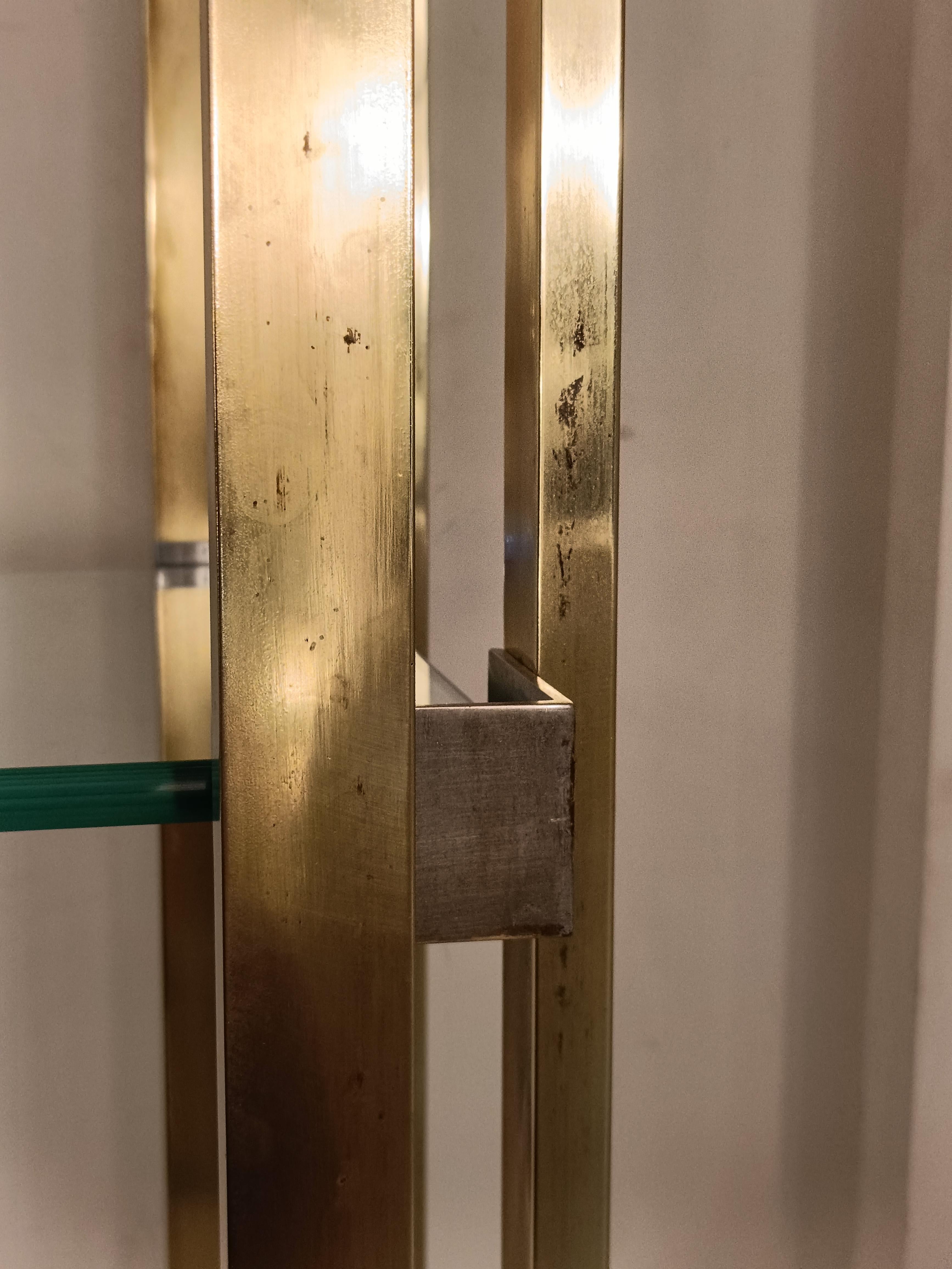 Laiton Etagère en laiton avec étagères en verre, Italie, 1970 en vente