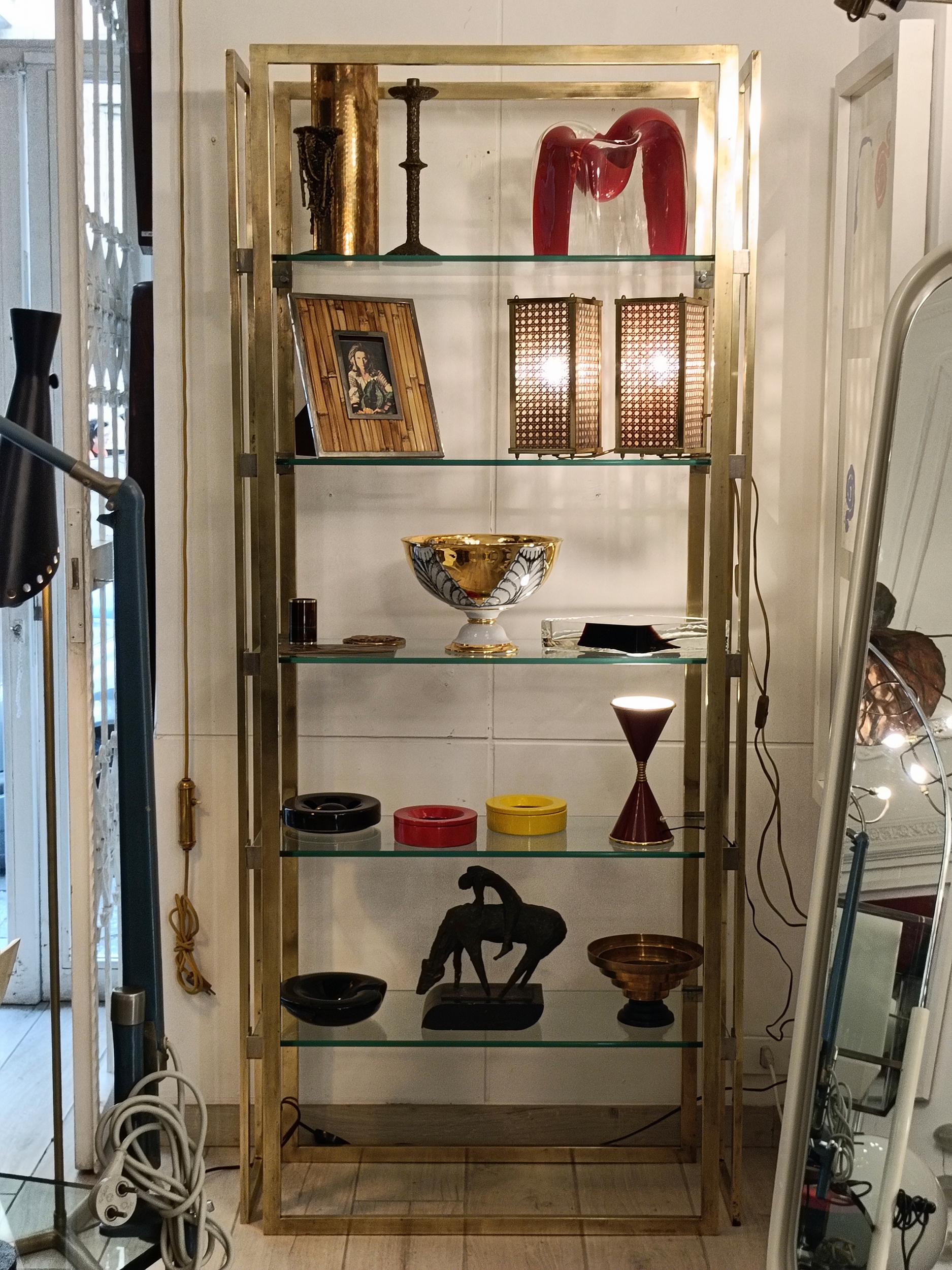 Etagère en laiton avec étagères en verre, Italie, 1970 en vente 1