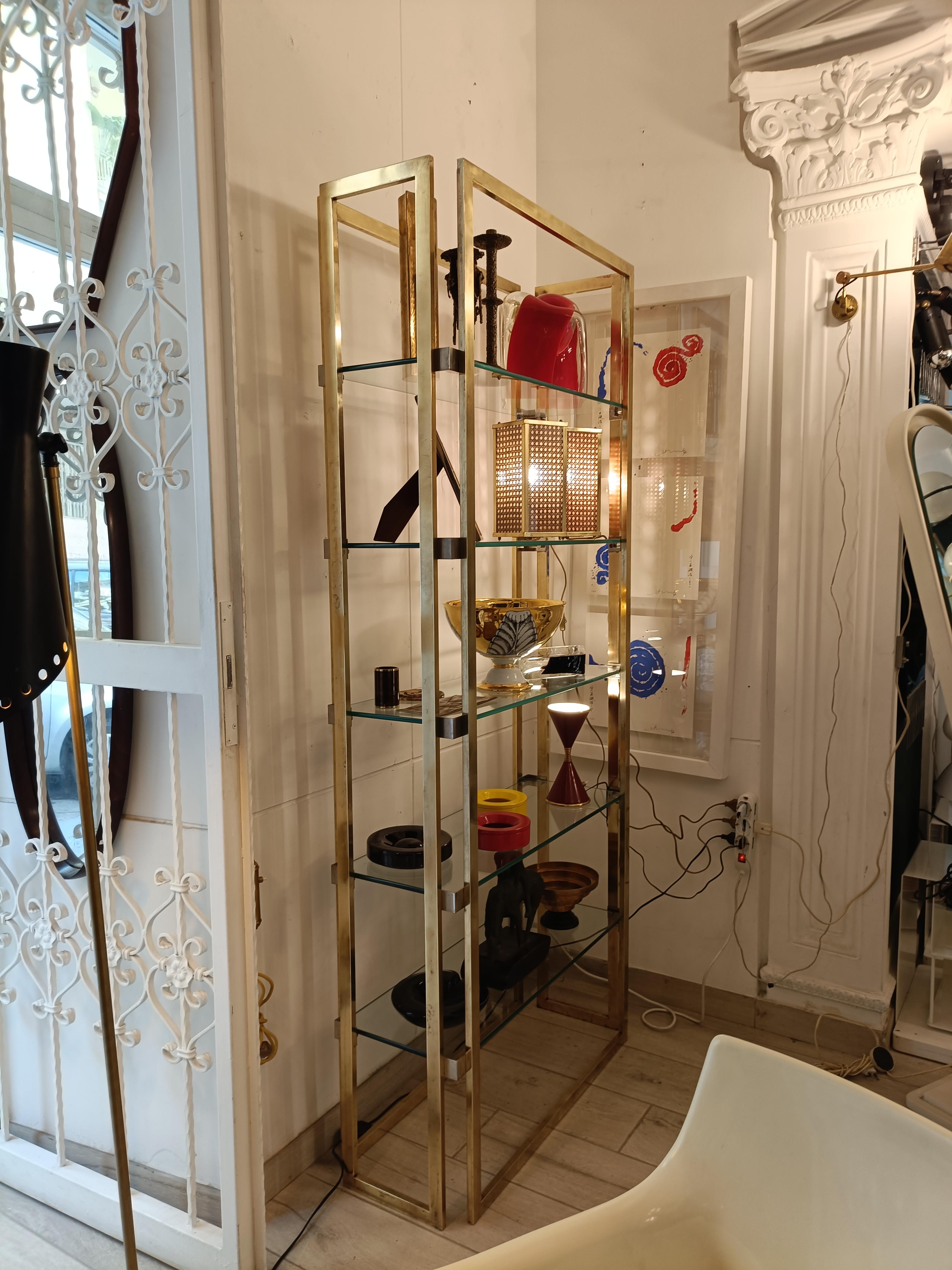 Etagère en laiton avec étagères en verre, Italie, 1970 en vente 2