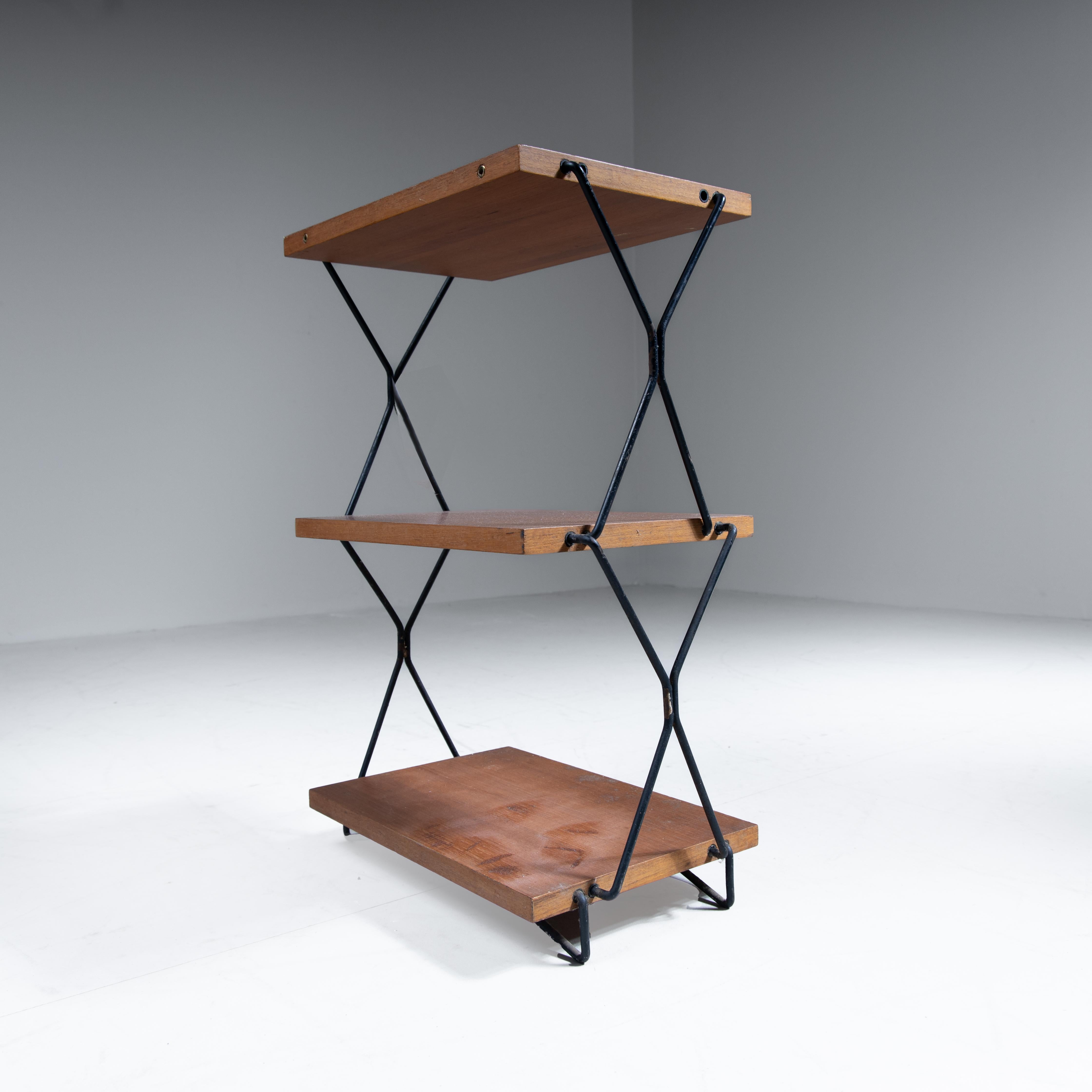 Étagère réalisée par ISA Bergamo dans les années 1960, caractérisée par une structure raffinée et fonctionnelle. Composé de trois étagères, il offre un design léger et aéré, parfait pour exposer des objets décoratifs, des livres ou des accessoires
