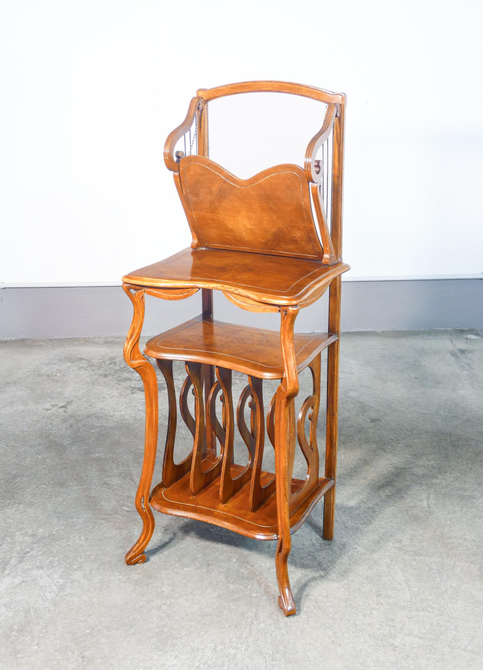 Estantería Étagère,
revistero
o correspondencia,
liberty original.
Madera de nogal.

PERÍODO
Principios del siglo XX

MATERIALES
Madera de nogal, parte superior del respaldo de cristal.

DIMENSIONES
Altura: 124 cm
Altura superior: 82 cm
Anchura: 48
