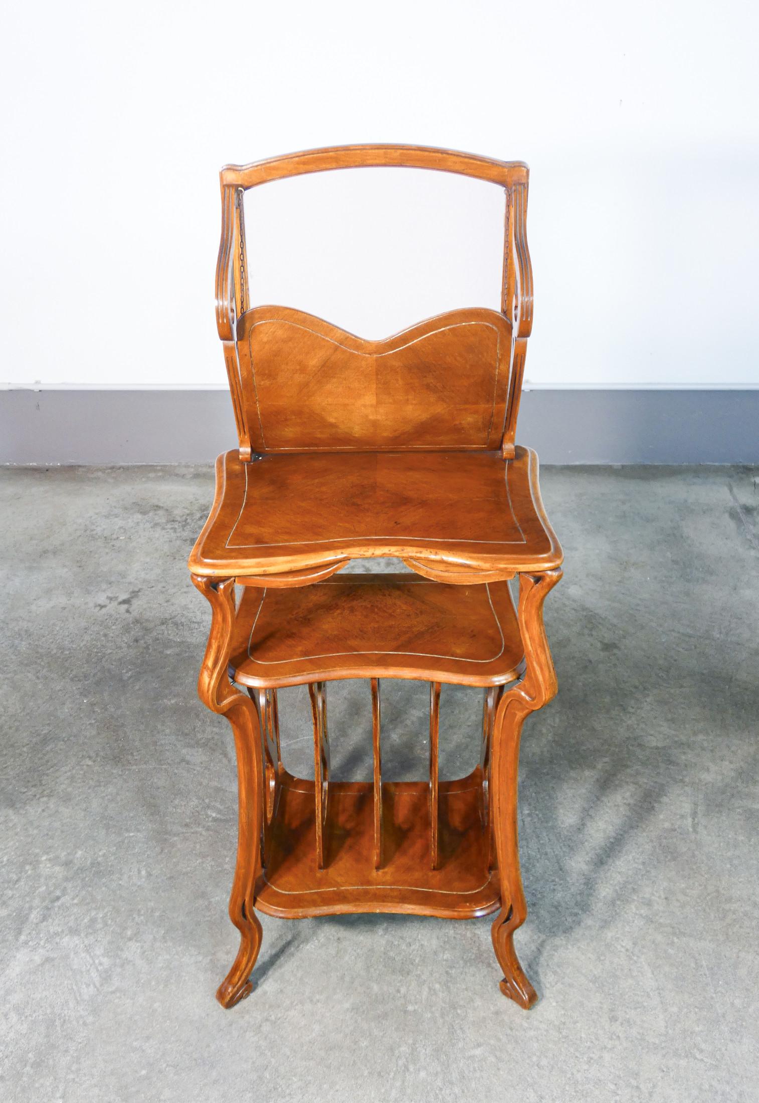 Étagère librero, revistero o portacorrespondencia, Art Nouveau original. c. 1910 Early 20th Century