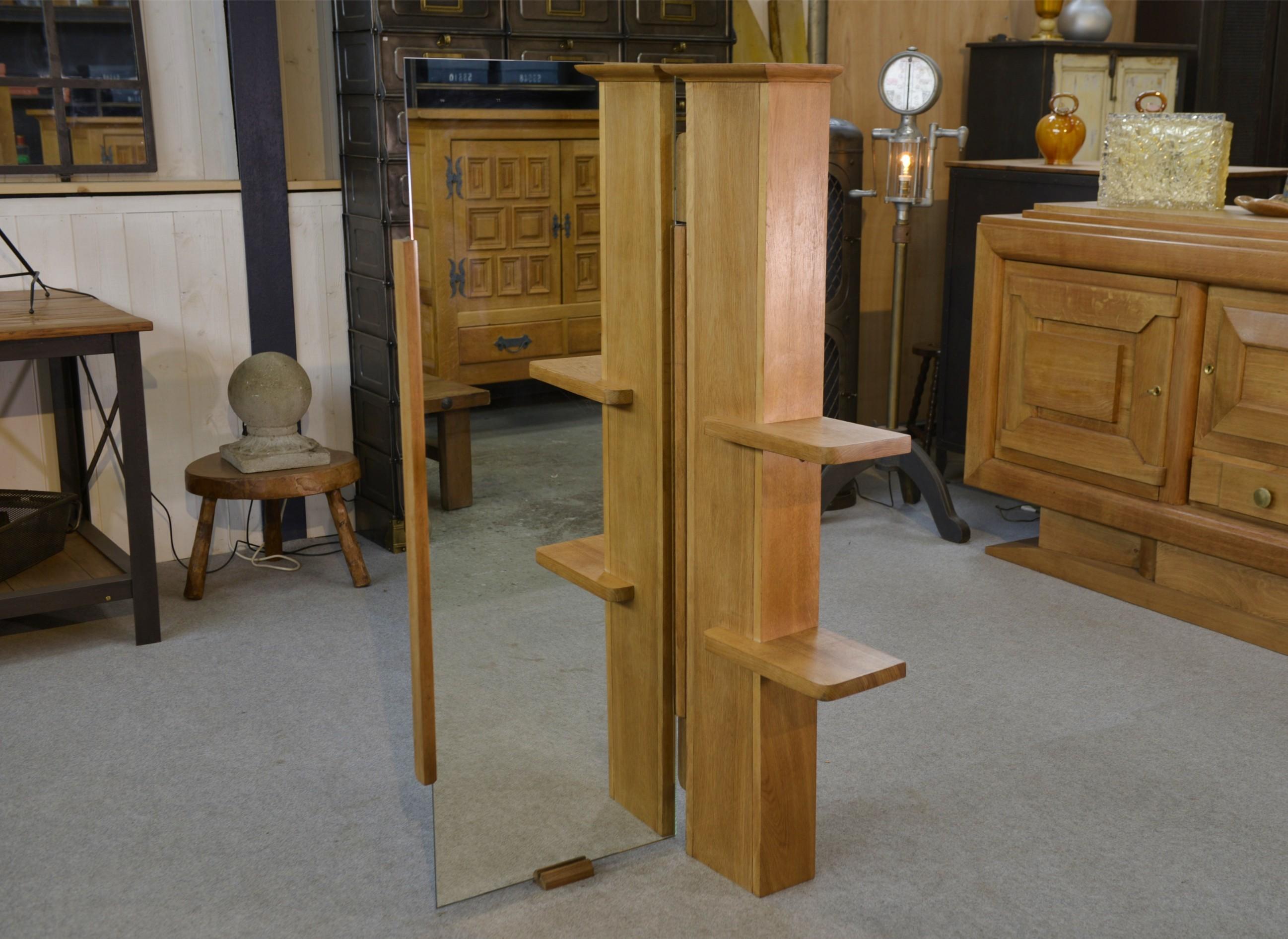Etagere mit orientierbarer Wand von Guillerme et Chambron für Votre Maison 1960's

Robert Guillerme (1913-1990) und Jacques Chambron (1914-2001) sind zwei französische Designer, die für das Design der Jahre 1950 bis 1970 stehen. Diplômés