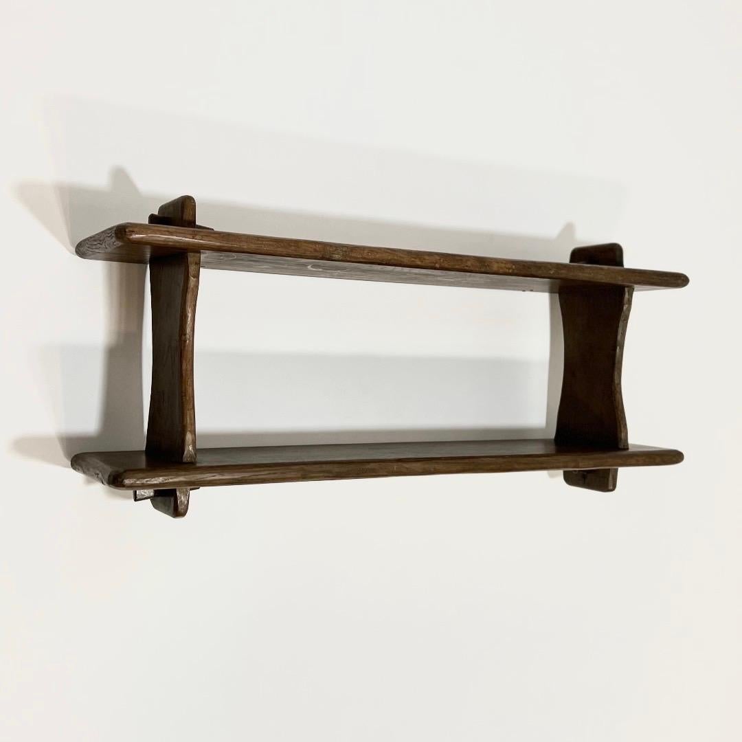 Etagère design brutaliste en orme massif, années 1950, dans le goût d'Olavi Hanninen ou encore de Aranjou. Eine elegante Zusammenstellung nach dem Guppensystem. Bon état vintage : quelques marques et traces d'usage minimes.
Abmessungen: largeur 80