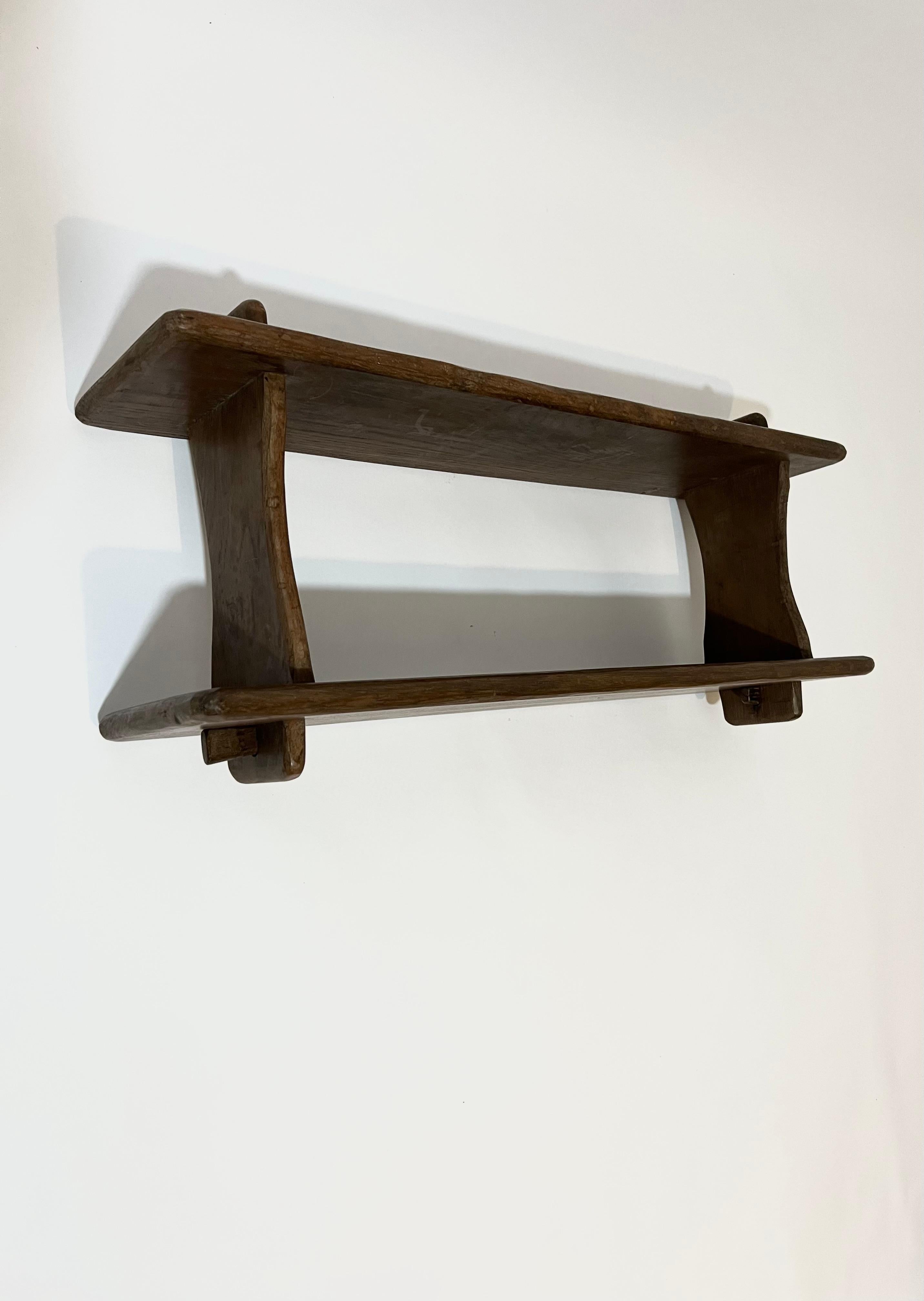 Brutale Etagere in einem massiven Gebirge, 1950 (Holzarbeit) im Angebot