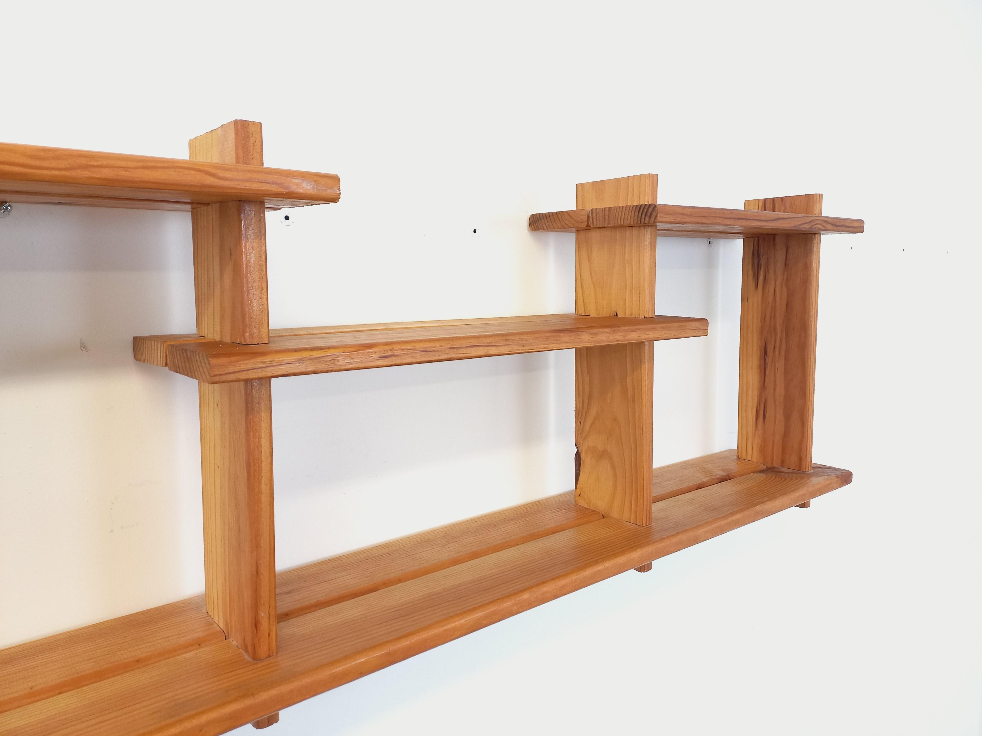 Etagère murale en pin vintage, dans le style Maison Regain des années 80. 2 crochets métalliques pour la suspendre. Très bon état.
Ref 240 324
Hauteur : 41 cm
Largeur : 112 cm
Profondeur : 18 cm

Prix : 220 euros
Livraison possible sur demande.
