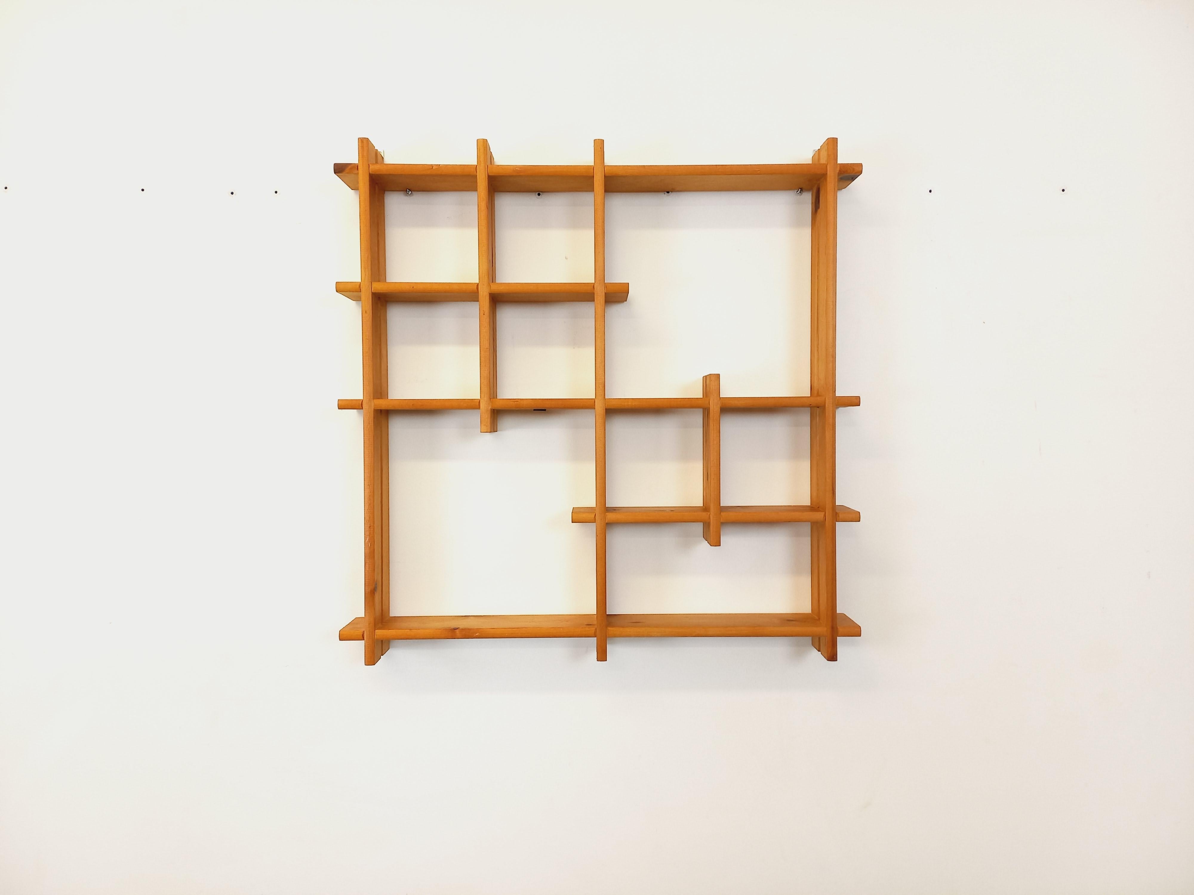 Etagere im Vintage-Stil, im Stil von Maison Maison aus den 80er Jahren, mit 9 Kästchen. 2 Häkchen aus Metall zum Aufhängen. Très bon état général.
Ref 250 204
Größe : 76 cm
Größe : 76 cm
Profil : 10 cm
