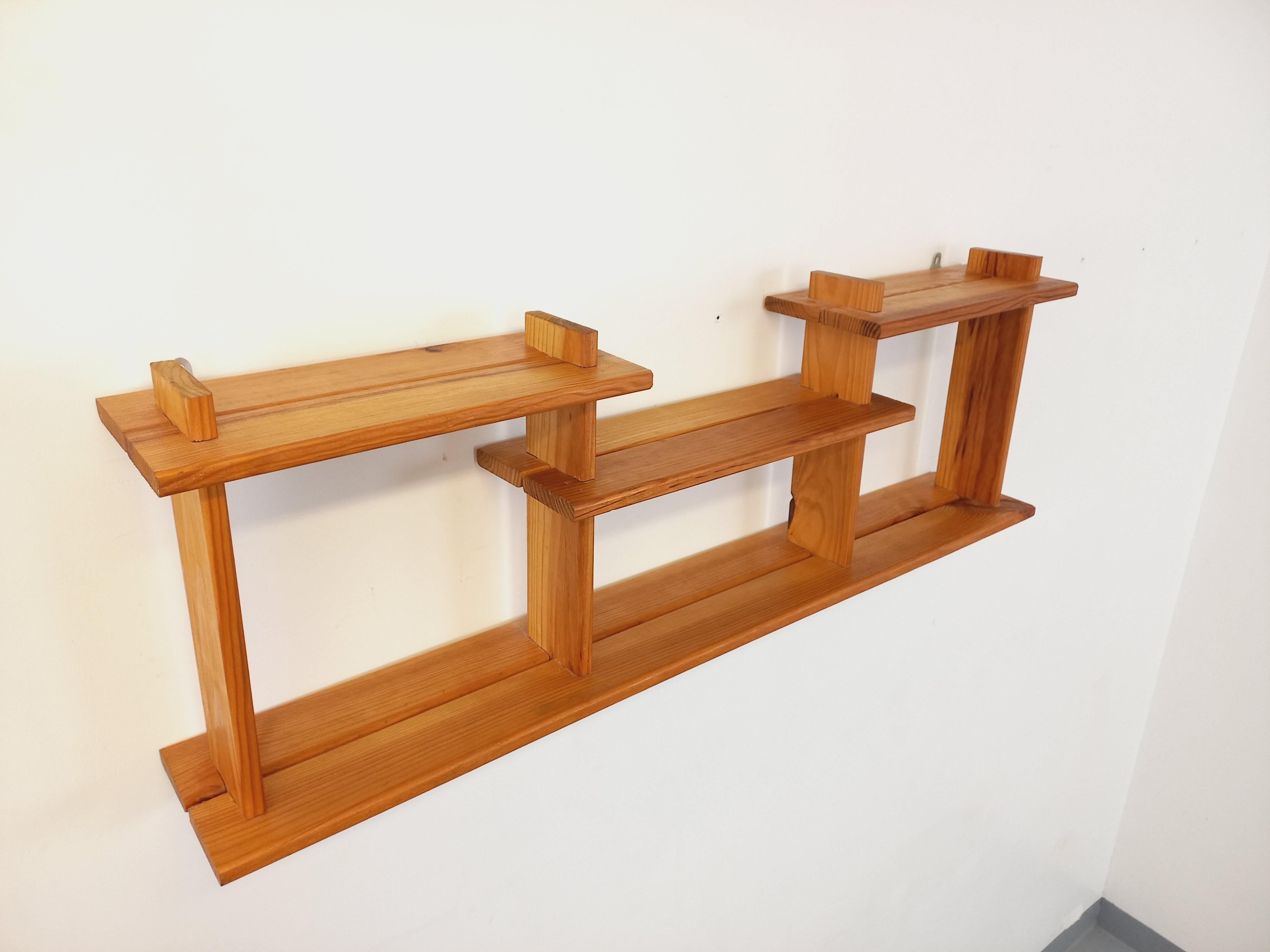 Mid-Century Modern Etagère murale en pin vintage style Maison Regain des années 80 For Sale