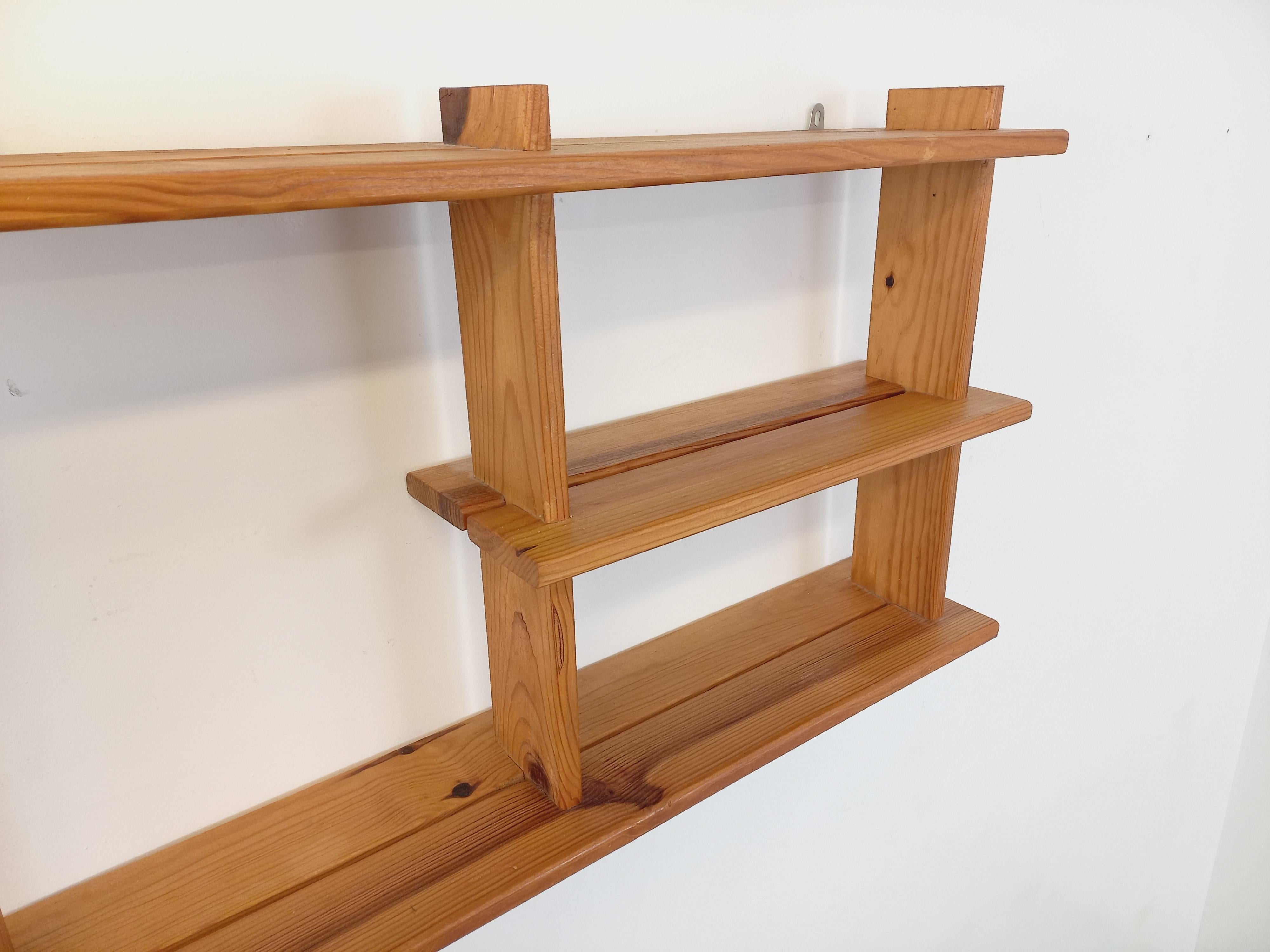Mid-Century Modern Etagère murale en pin vintage style Maison Regain des années 80 en vente