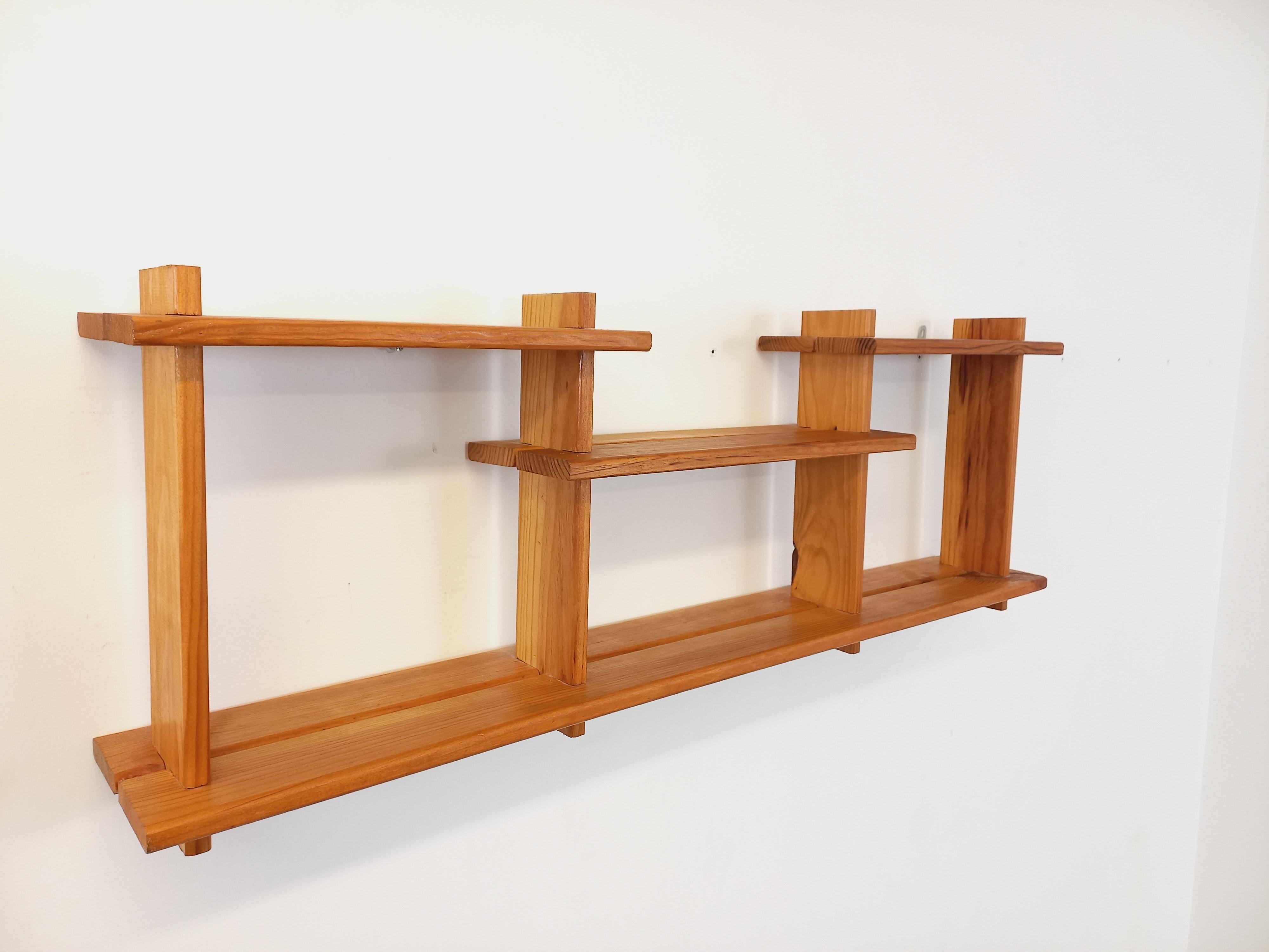 French Etagère murale en pin vintage style Maison Regain des années 80 For Sale