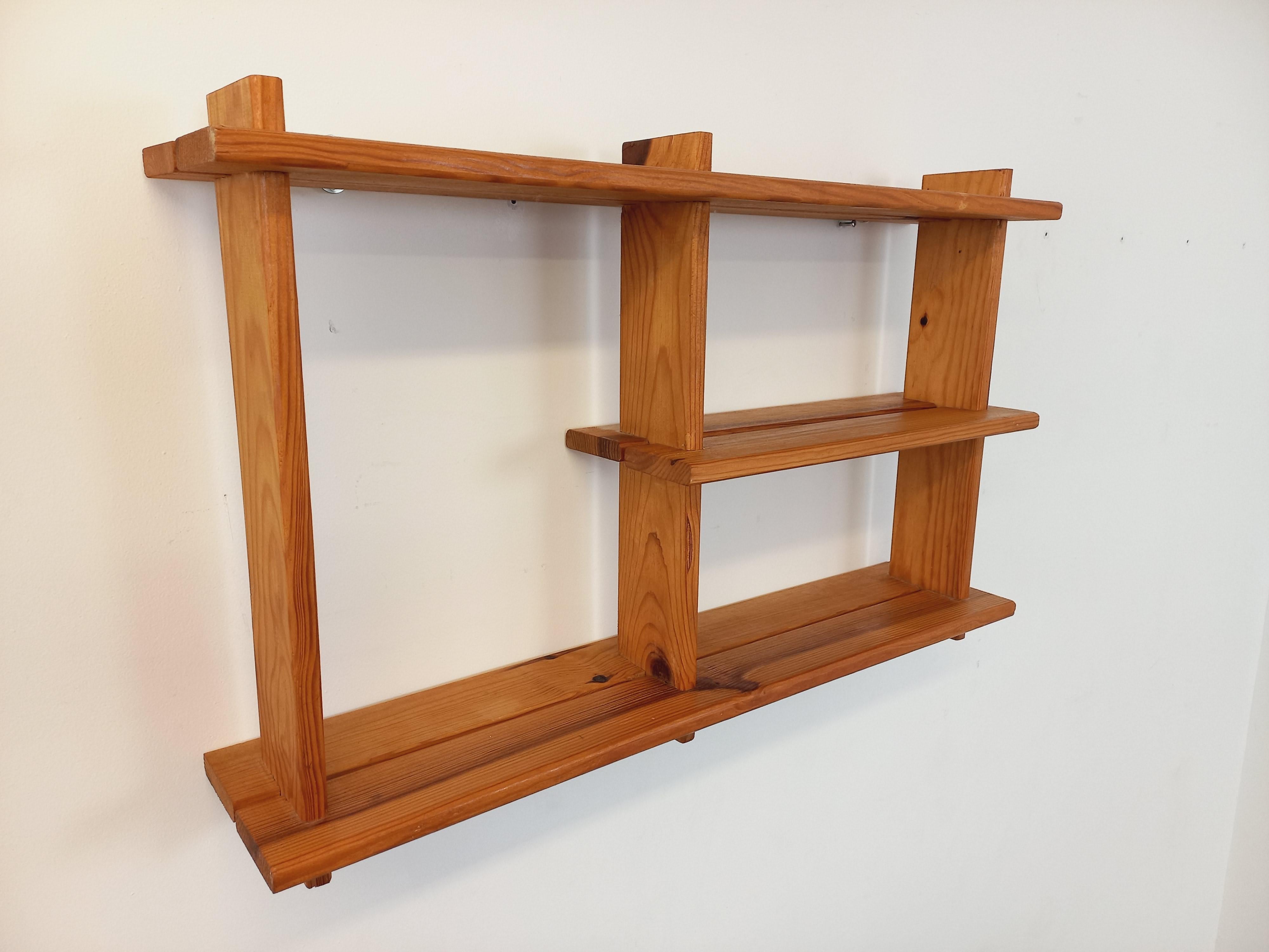 Français Etagère murale en pin vintage style Maison Regain des années 80 en vente