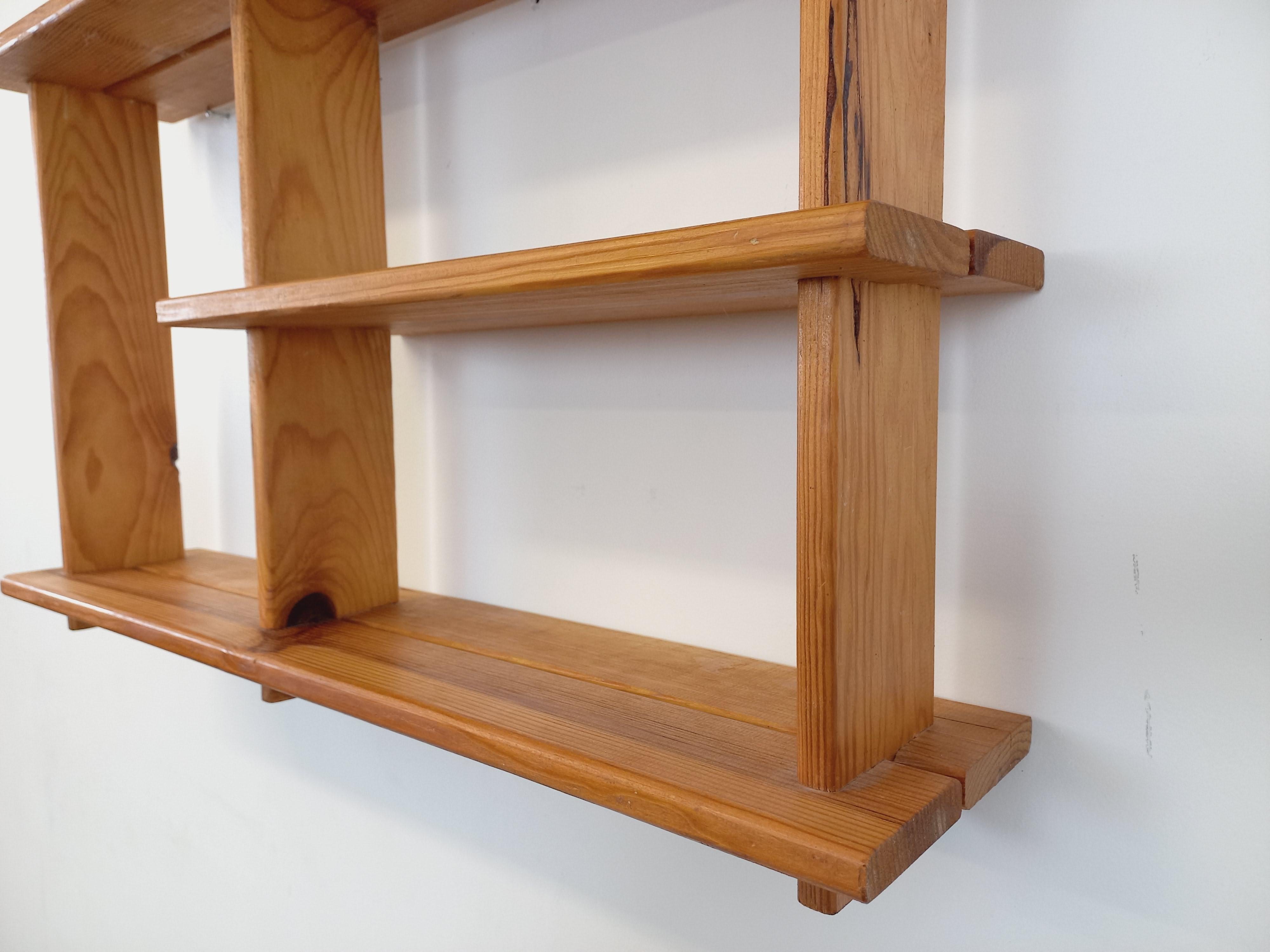 Etagère murale en pin vintage style Maison Regain des années 80 Bon état - En vente à BESANÇON, FR