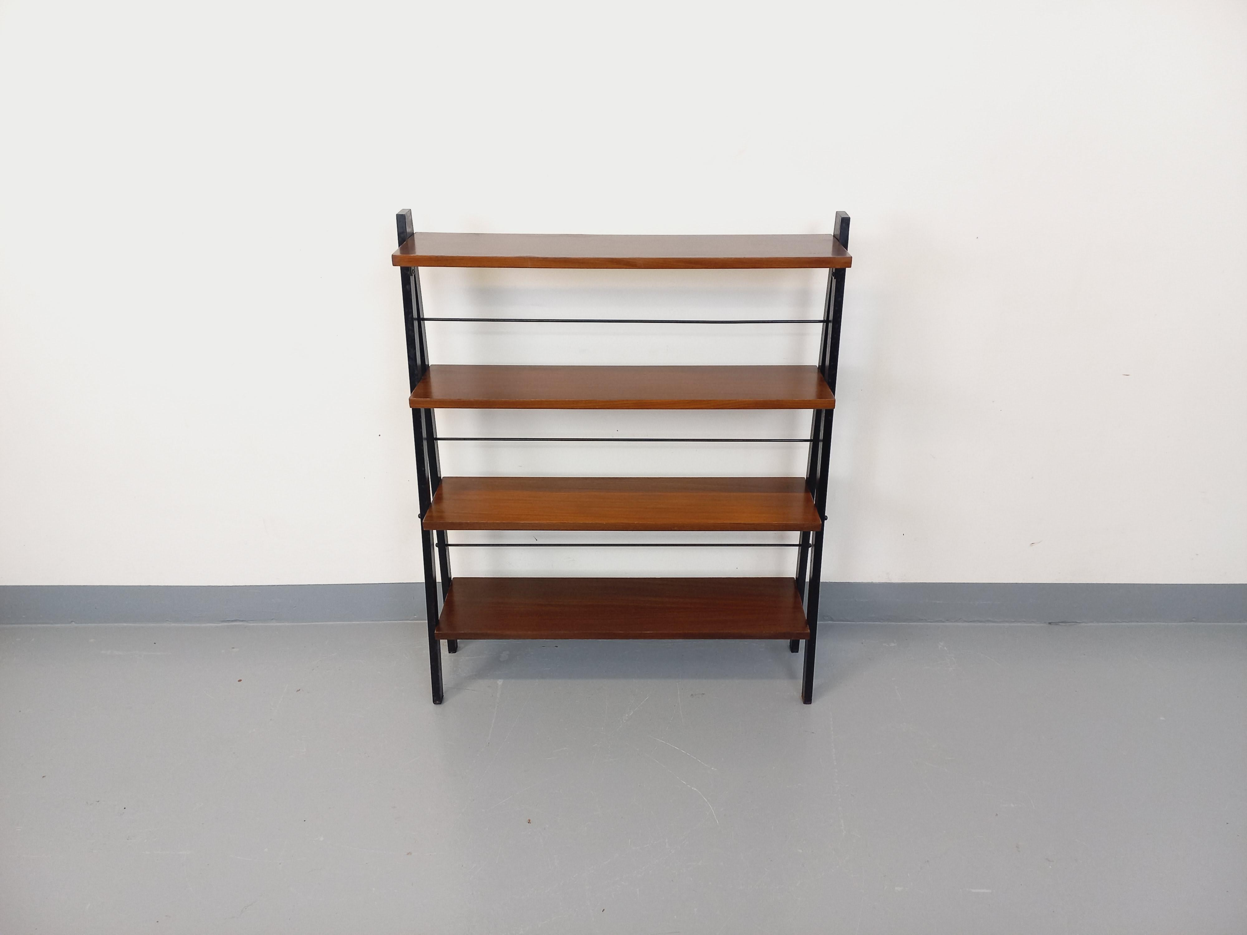 Etagère sur pieds vintage en teck, métal filaire noir, design italien des années 60, style String Tomado, 4 étagères, profils en V inversés, très bon état général avec quelques signes du temps qui passe.
Ref 250 511
Hauteur : 90 cm
Largeur : 73
