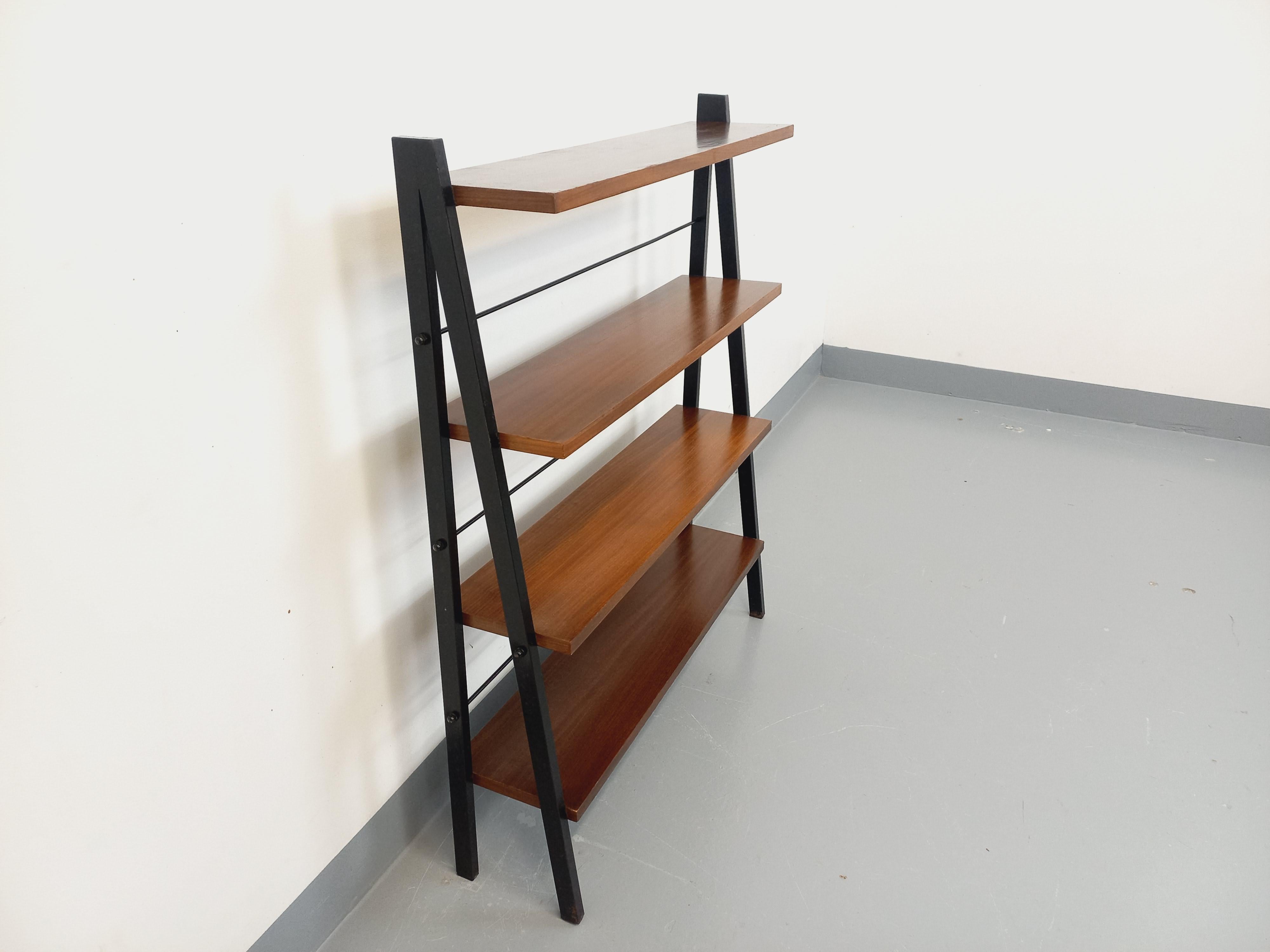 Italian Etagère sur pieds vintage en teck et métal noir style String Tomadio années 60 For Sale