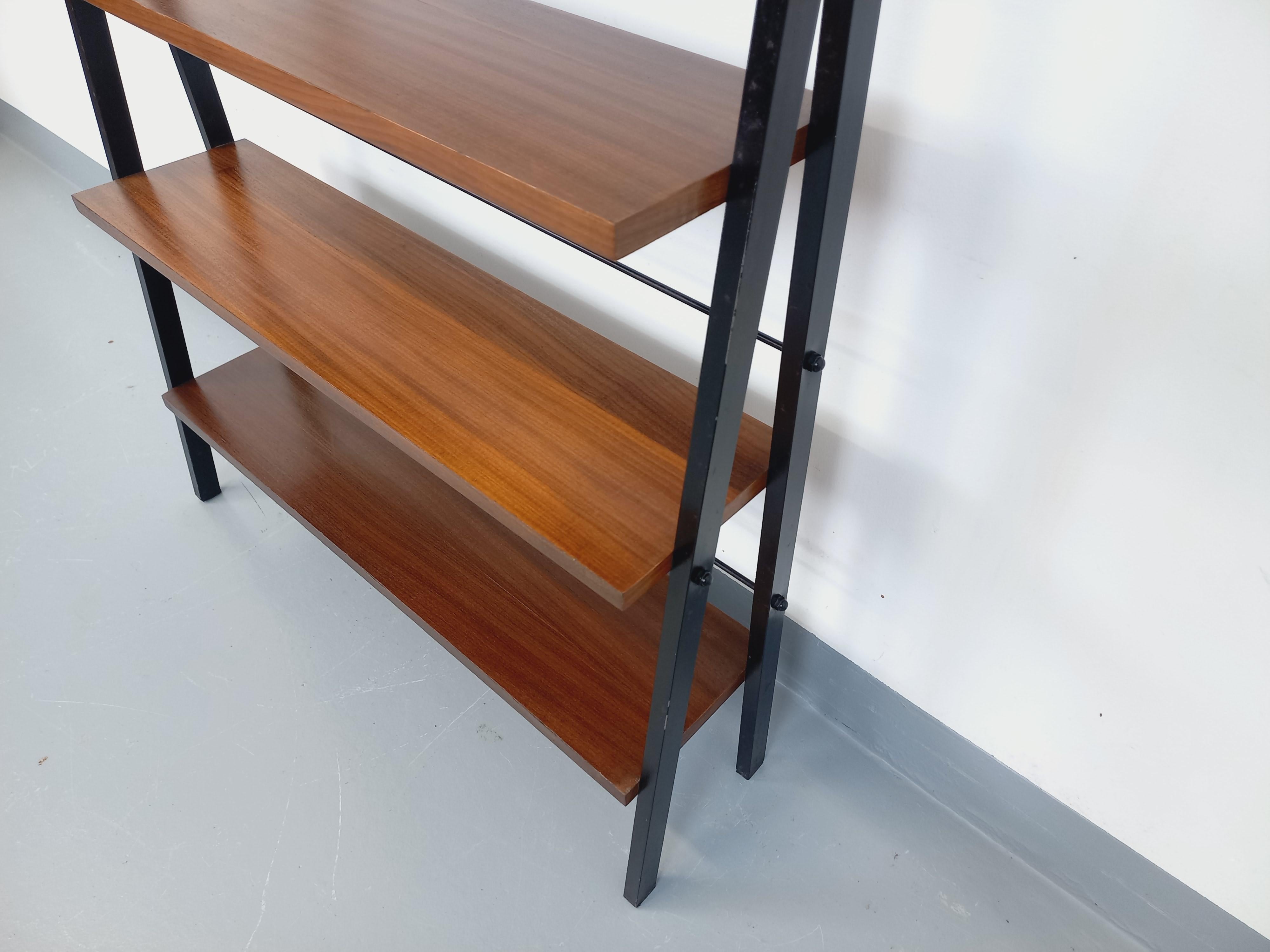 Mid-20th Century Etagère sur pieds vintage en teck et métal noir style String Tomadio années 60 For Sale