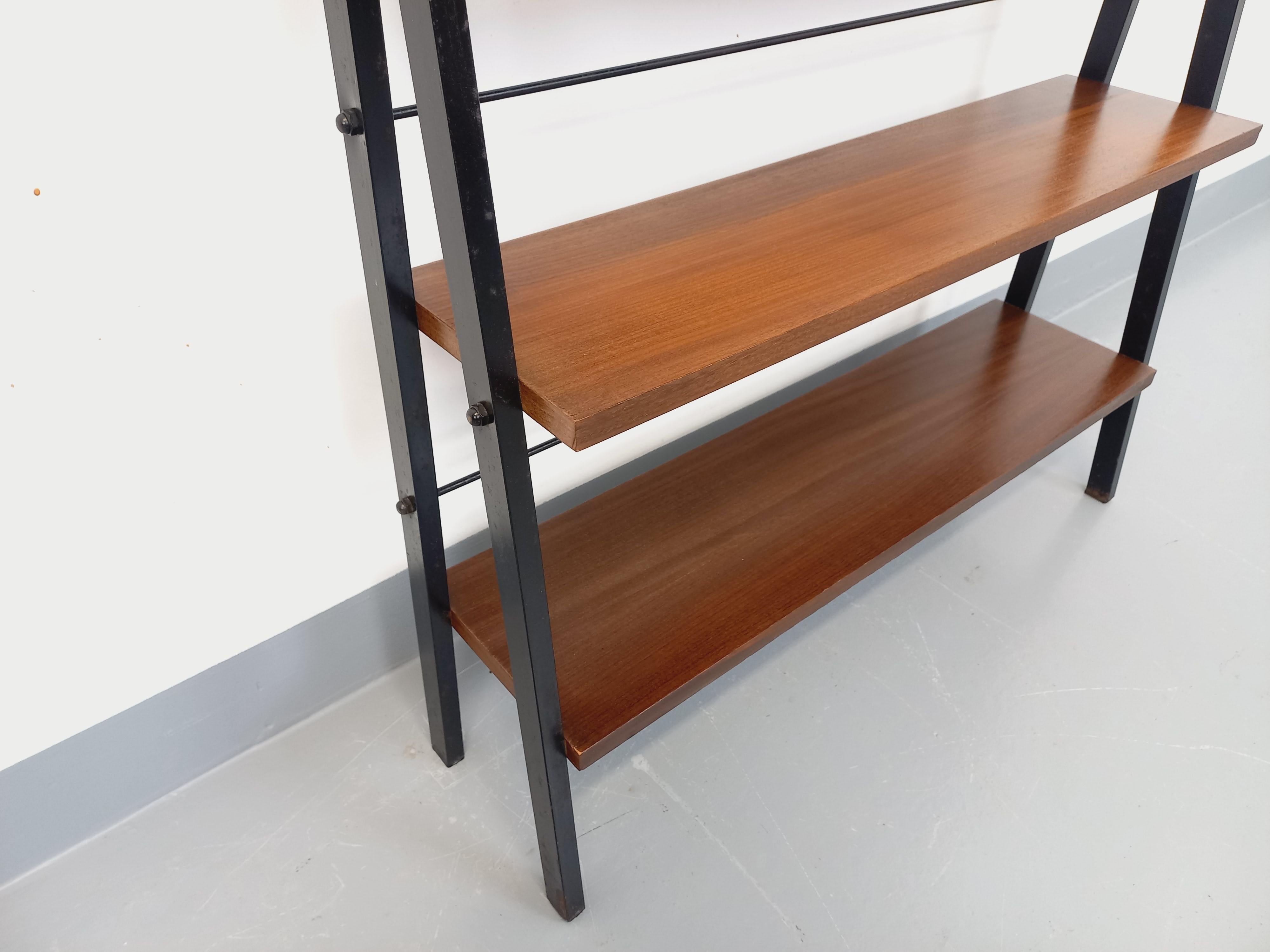Etagère sur pieds vintage en teck et métal noir style String Tomadio années 60 For Sale 2