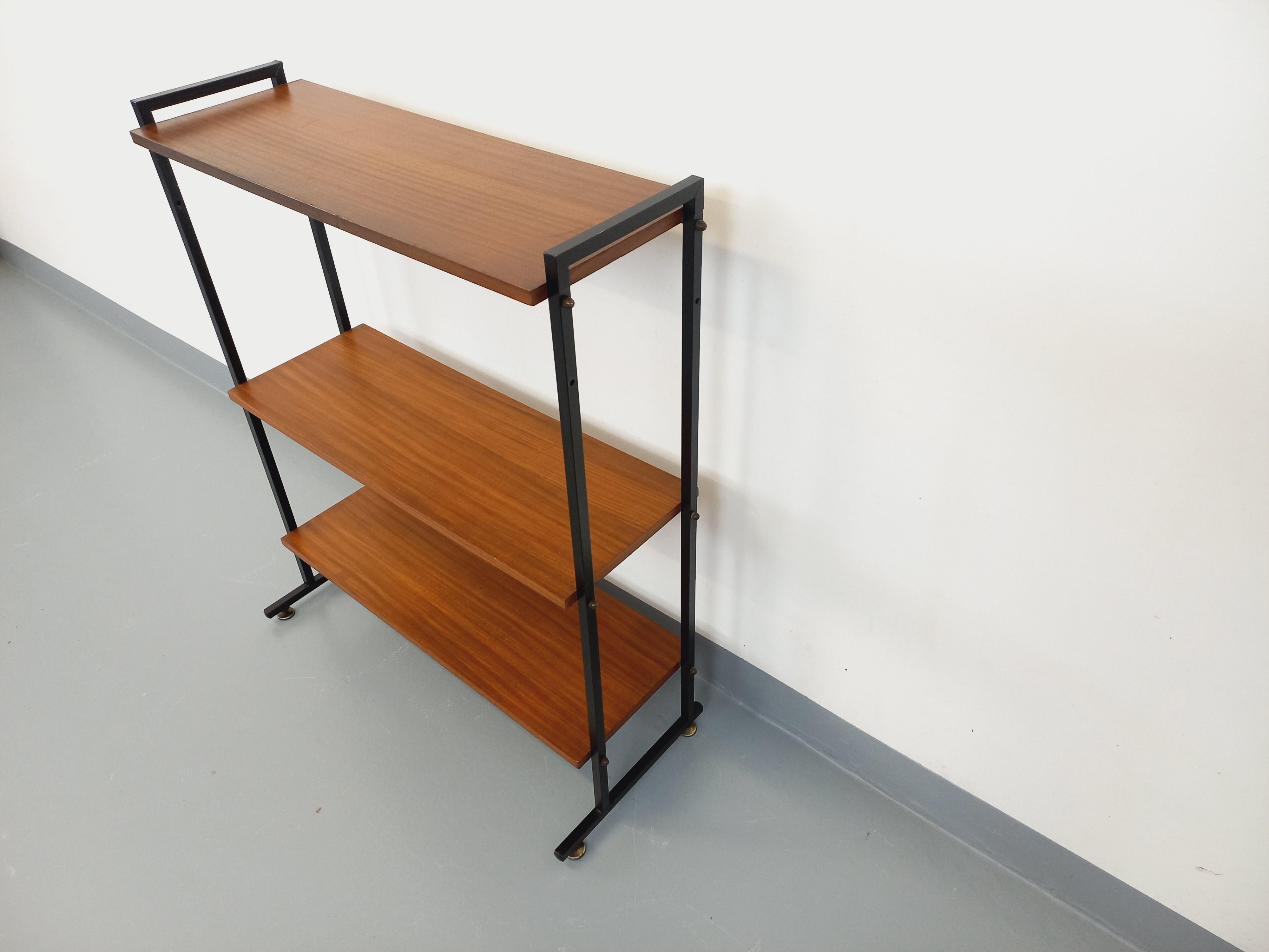 Étagère sur pieds vintage en teck et métal noir style String Tomado années 60 4