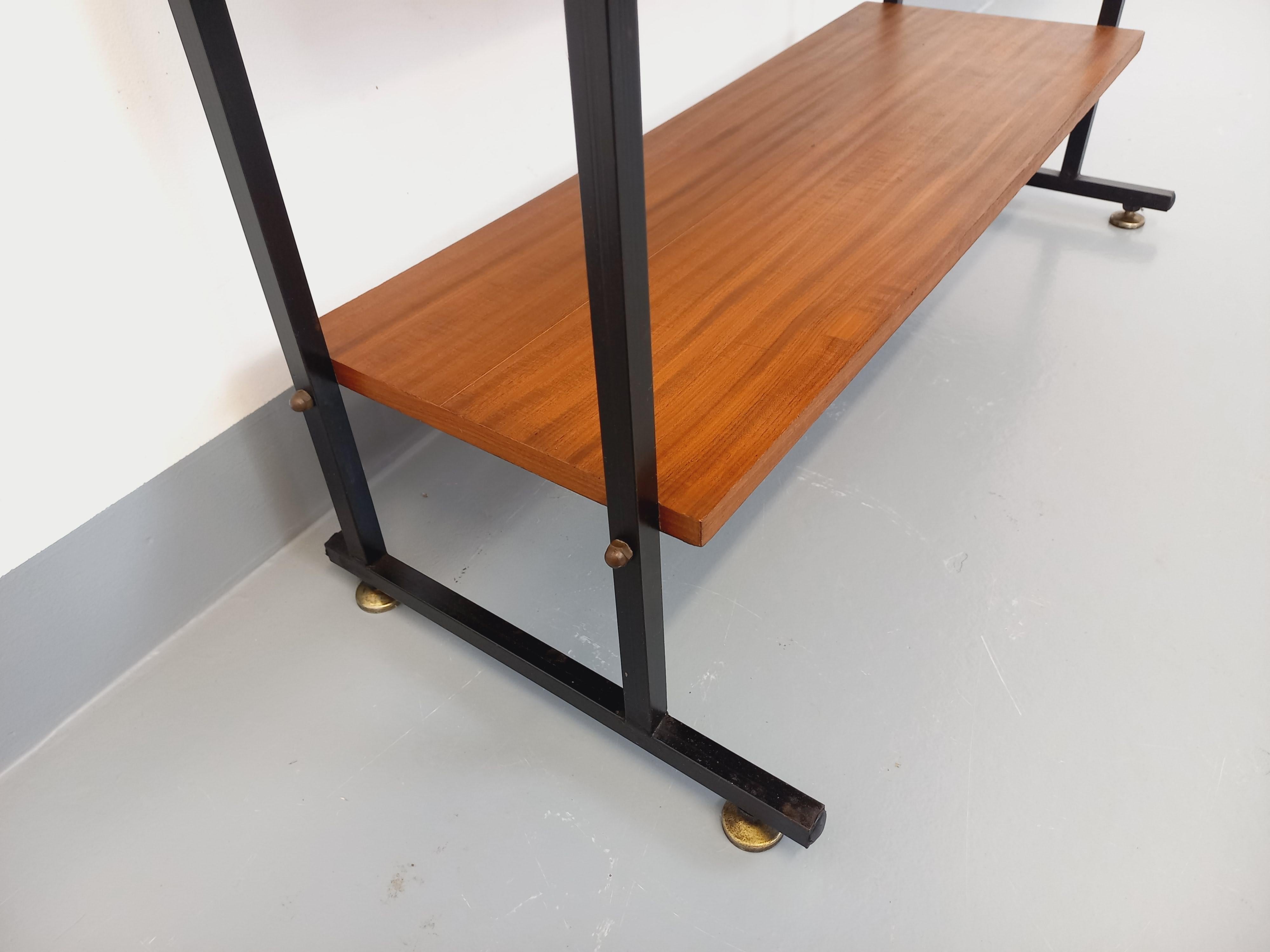 Étagère sur pieds vintage en teck et métal noir style String Tomado années 60 5