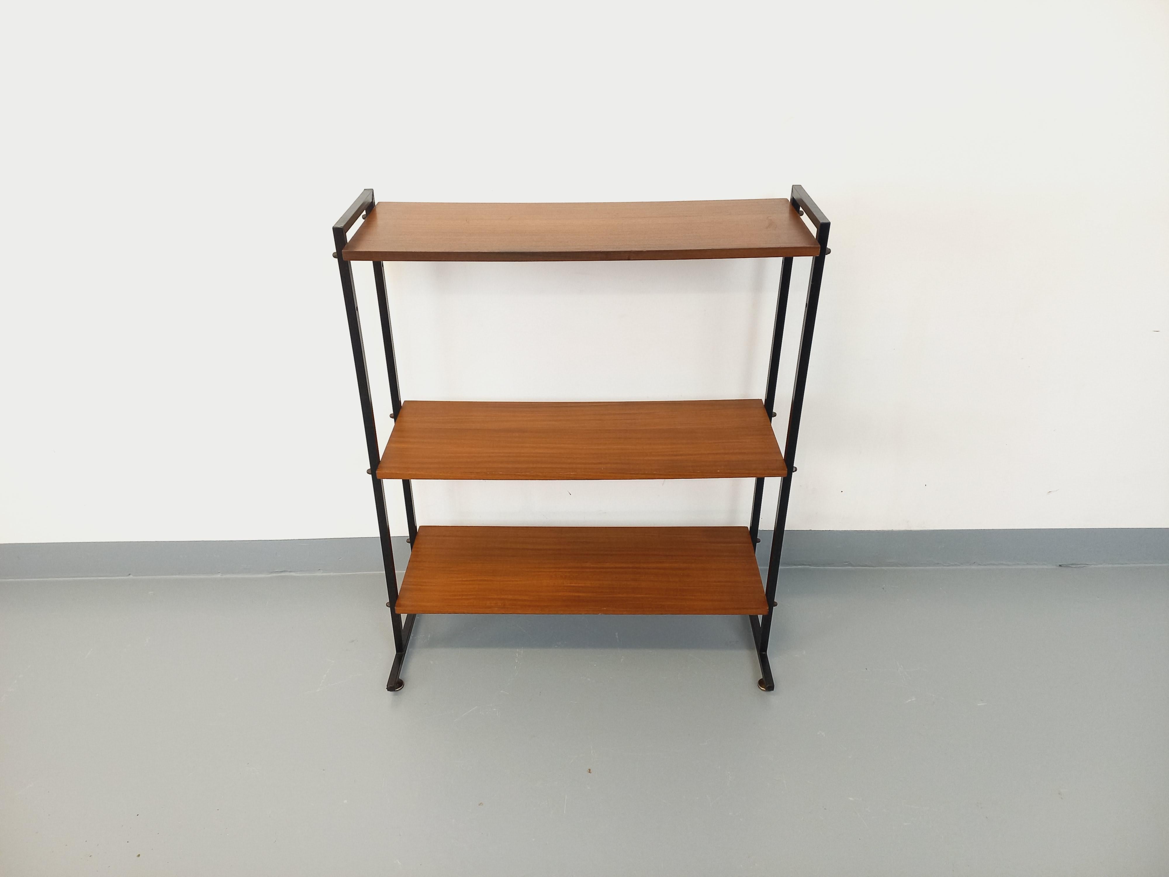 Etagère sur pieds vintage en teck, métal filaire noir et laiton, design italien des années 60, style String Tomado, 3 étagères, pieds en laiton pour ajustement au sol, très bon état général avec quelques signes du temps qui passe.
Réf 241